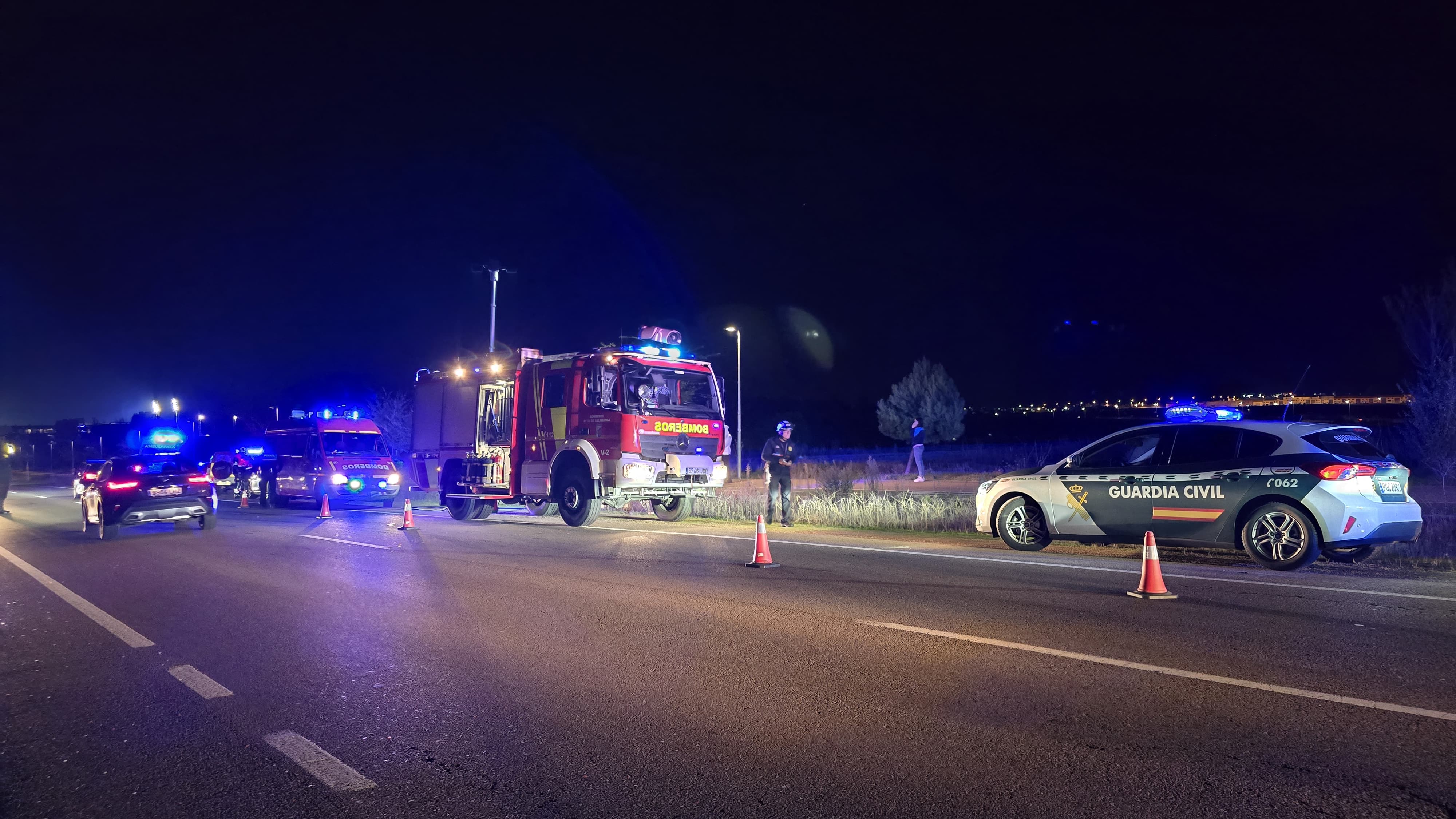 Vuelca un turismo en la carretera de Zamora. Fotos Andrea M (2)