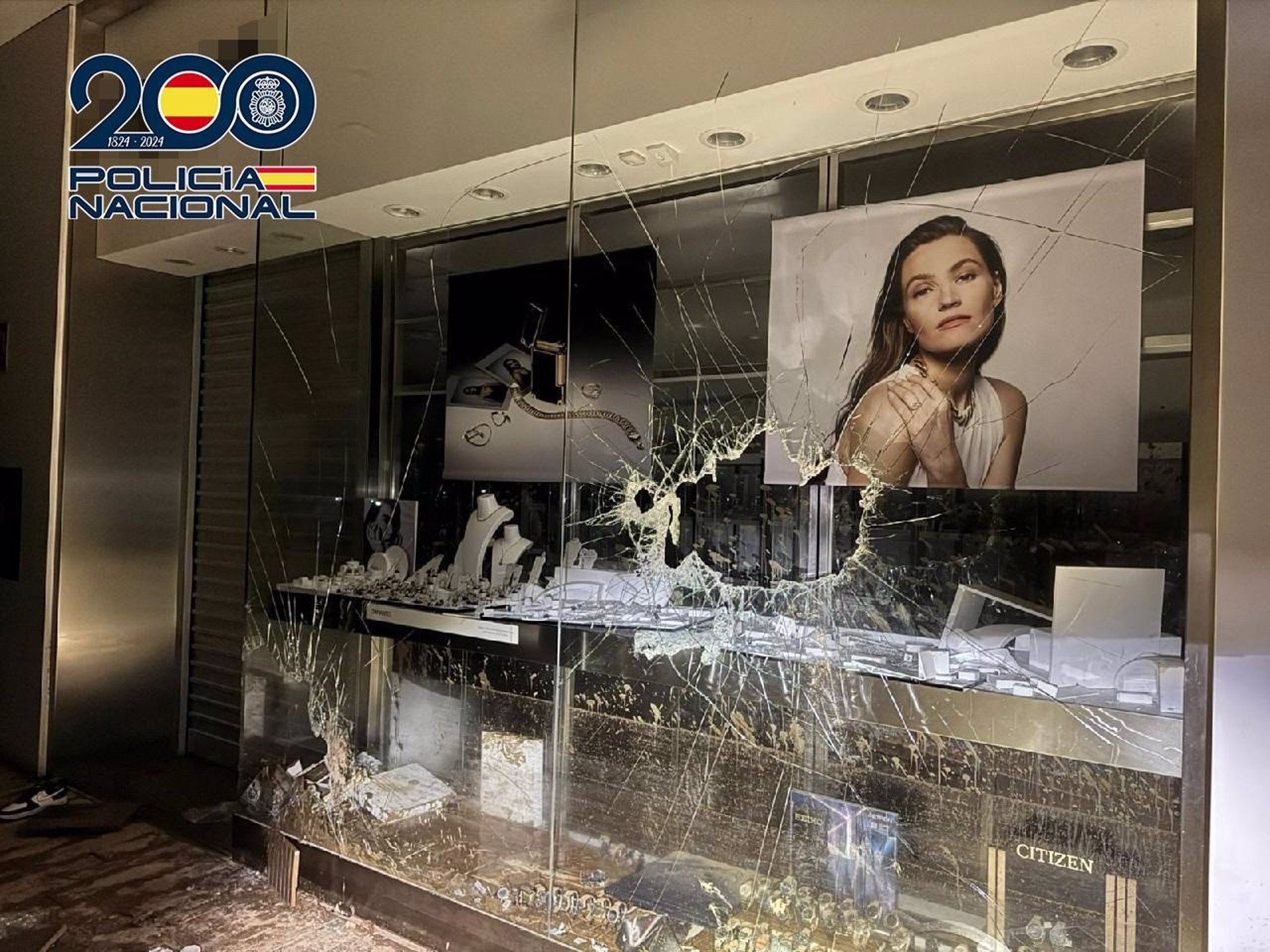 Escaparate roto de una tienda. - POLICÍA NACIONAL