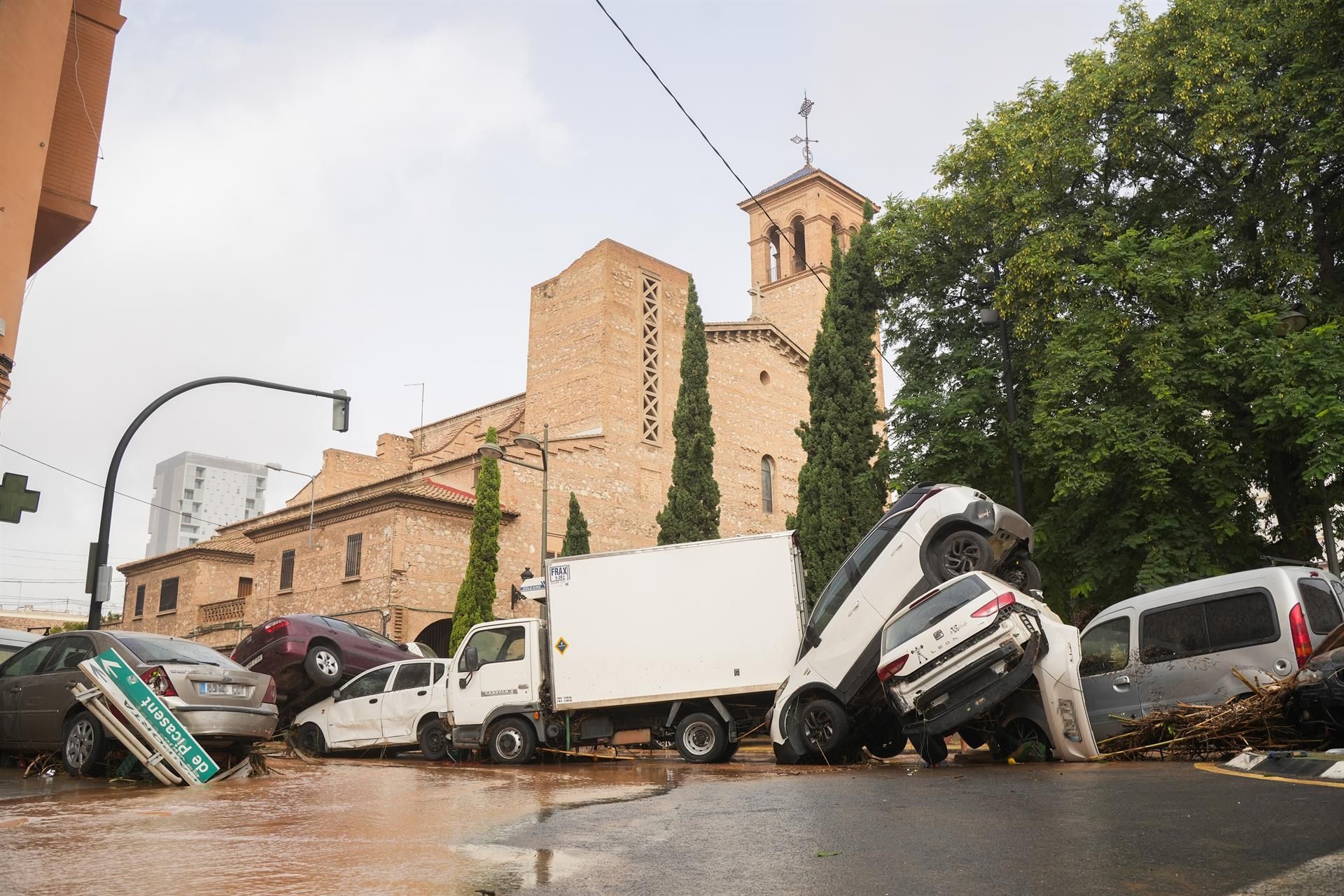 Varios vehículos accidentados por la DANA en el barrio de la Torre, a 30 de octubre de 2024, en Valencia - Jorge Gil - Europa Press