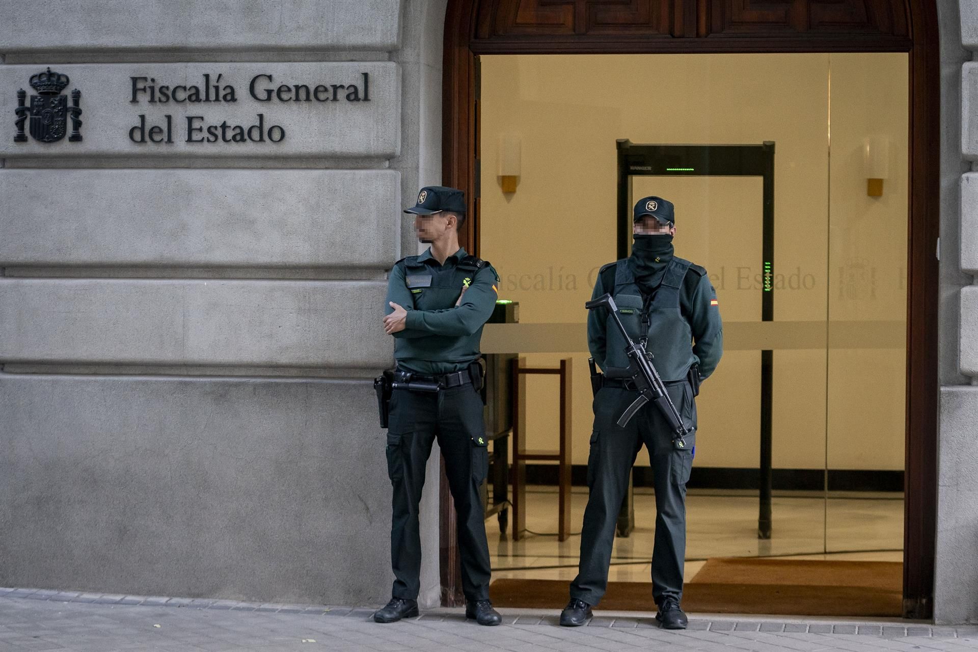 Dos agentes de la Guardia Civil en la Fiscalía General del Estado, a 30 de octubre de 2024, en Madrid (España). La Unidad Central Operativa (UCO) de la Guardia Civil se ha personado en la sede de la Fiscalía General del Estado por orden del juez que inves - A. Pérez Meca - Europa Press