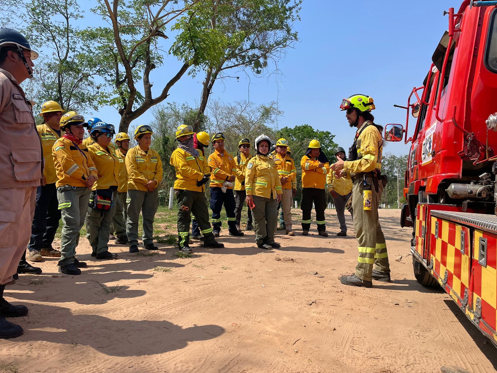 GALERÍA | Apagar incendios forestales por todo el mundo de forma altruista, la misión de un salmantino