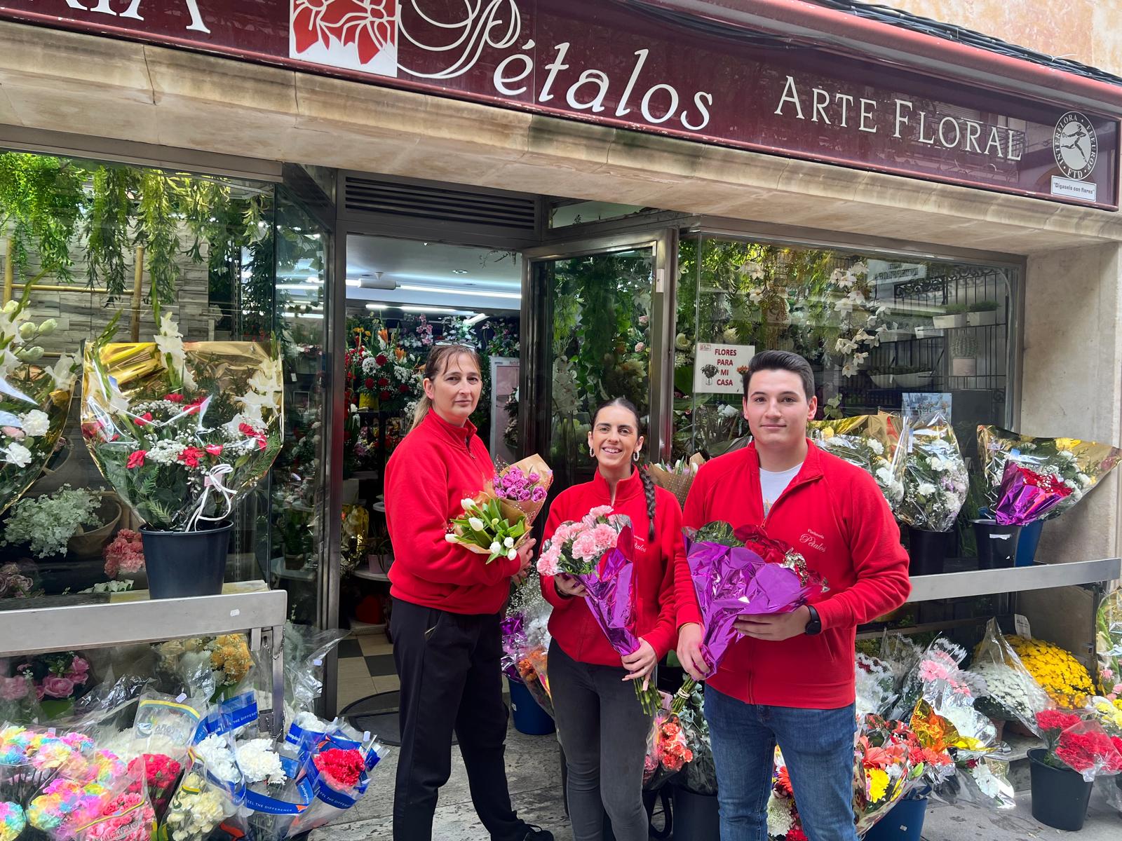 Rosa, Nora y Jaime empleados de la floristería Pétalos por el Día de Todos Los Santos