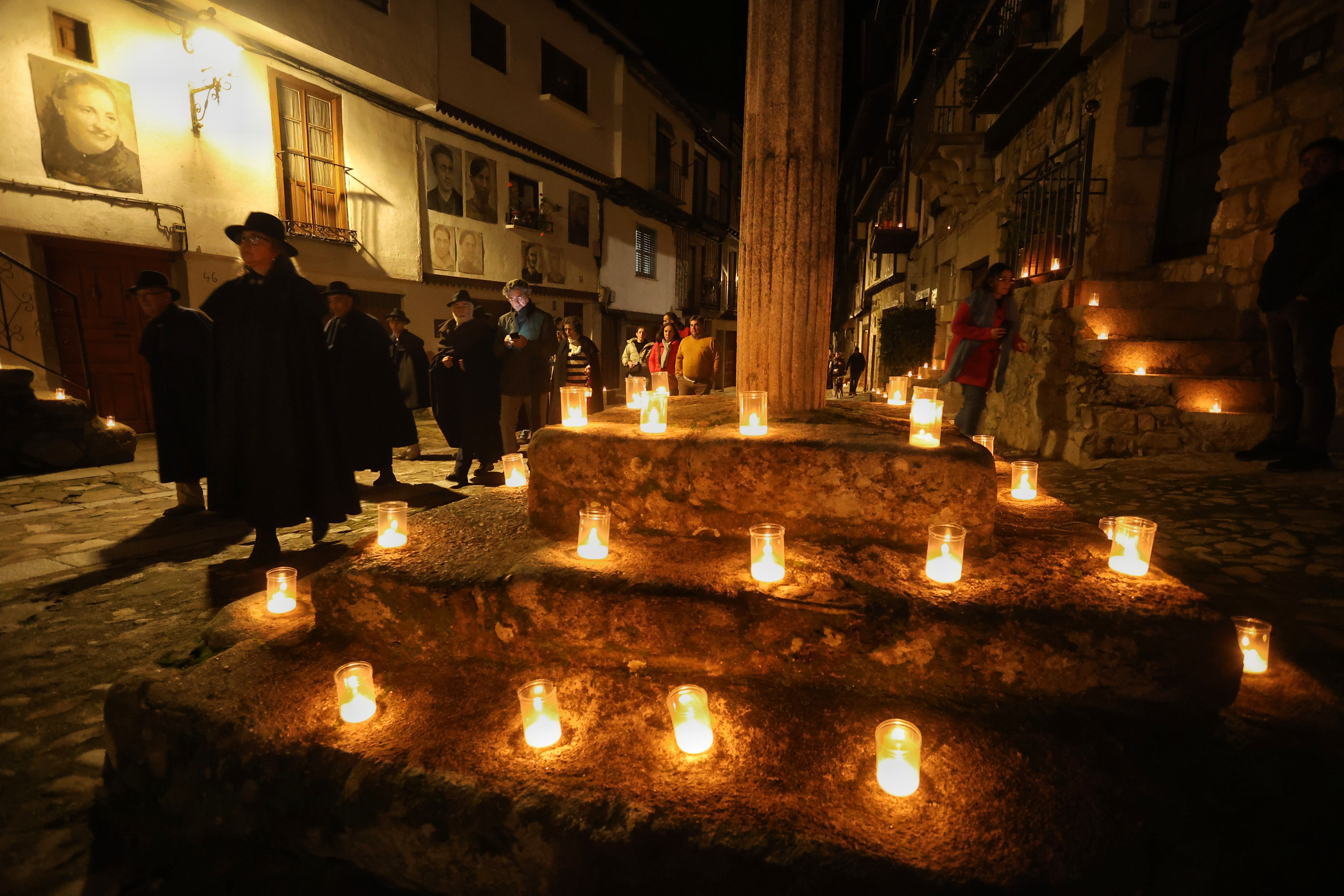 Mogarraz ilumina sus calles empedradas con miles de cirios y velas para recibir a las mozas de ánimas. Foto José Vicente / ICAL