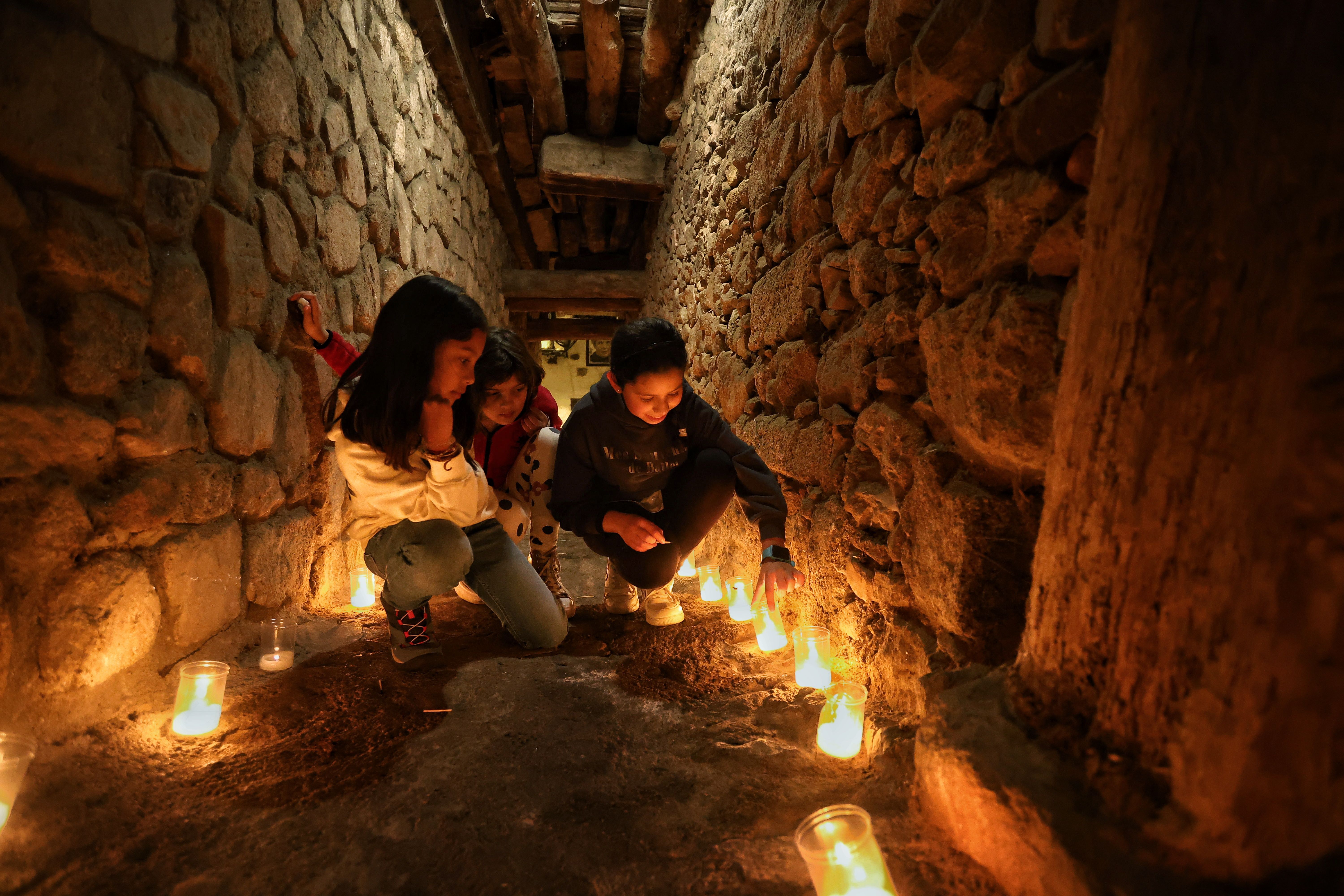 Mogarraz ilumina sus calles empedradas con miles de cirios y velas para recibir a las mozas de ánimas. Foto José Vicente / ICAL