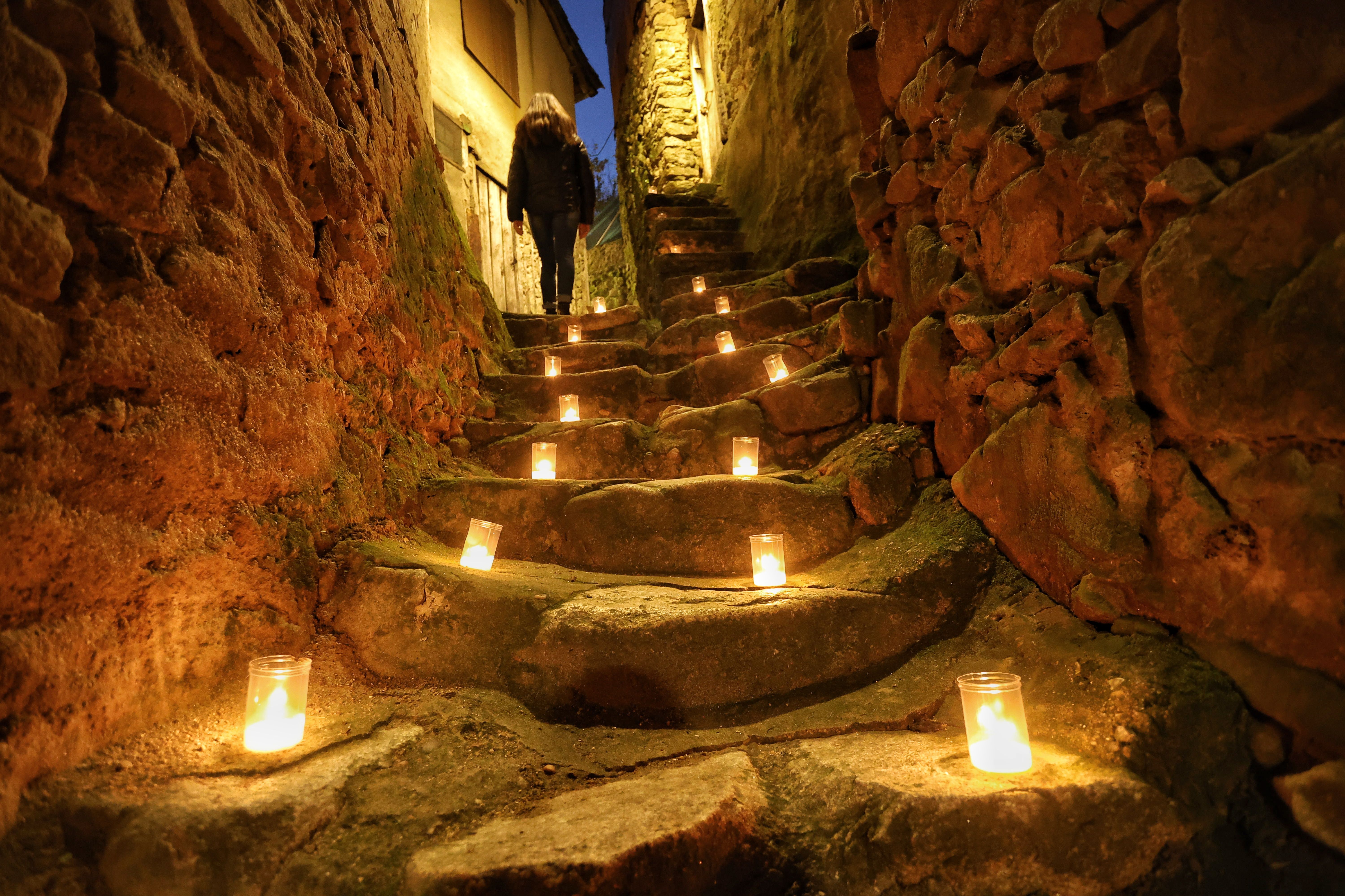 Mogarraz ilumina sus calles empedradas con miles de cirios y velas para recibir a las mozas de ánimas. Foto José Vicente / ICAL