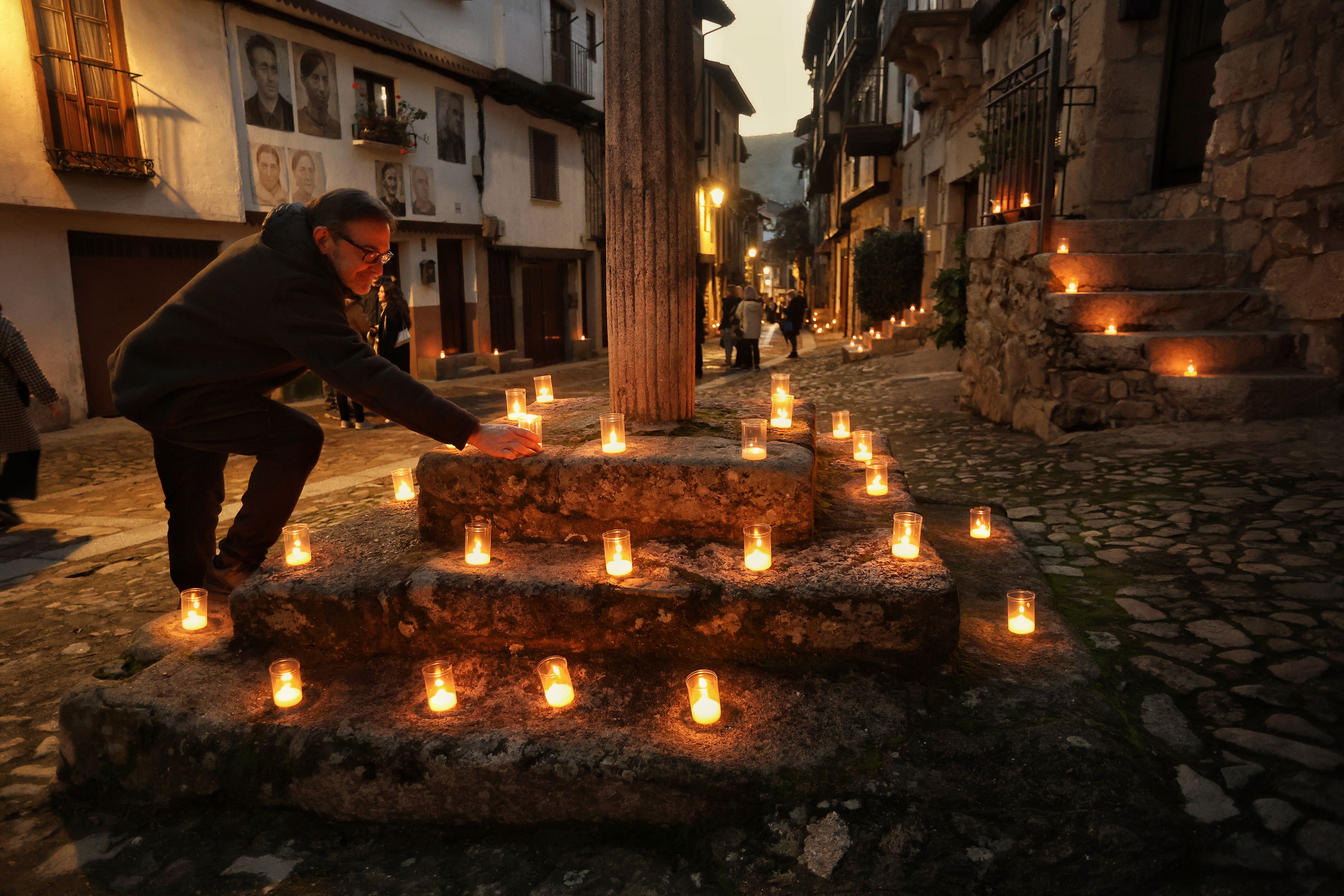 Mogarraz ilumina sus calles empedradas con miles de cirios y velas para recibir a las mozas de ánimas. Foto José Vicente / ICAL