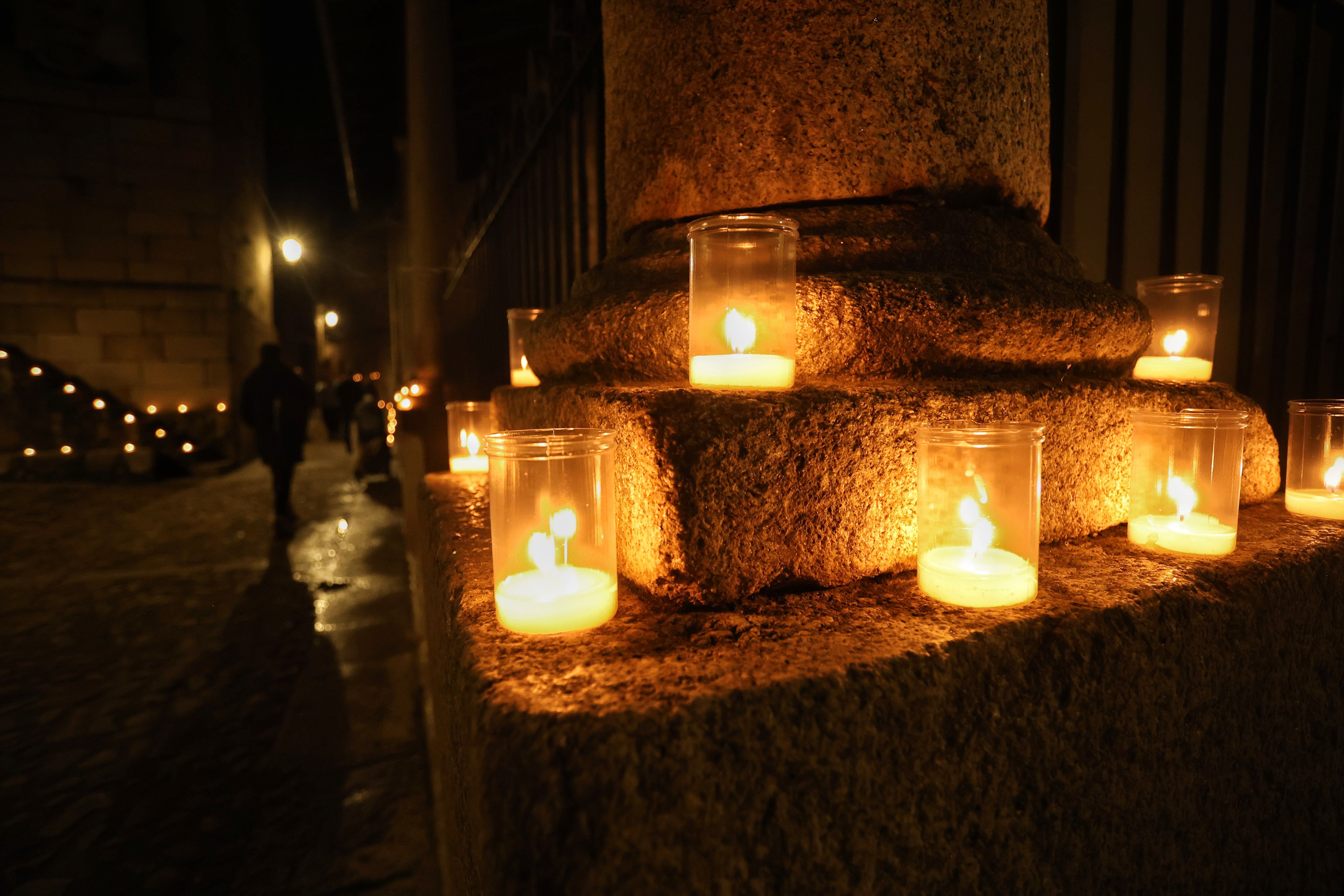 Mogarraz ilumina sus calles empedradas con miles de cirios y velas para recibir a las mozas de ánimas. Foto José Vicente / ICAL