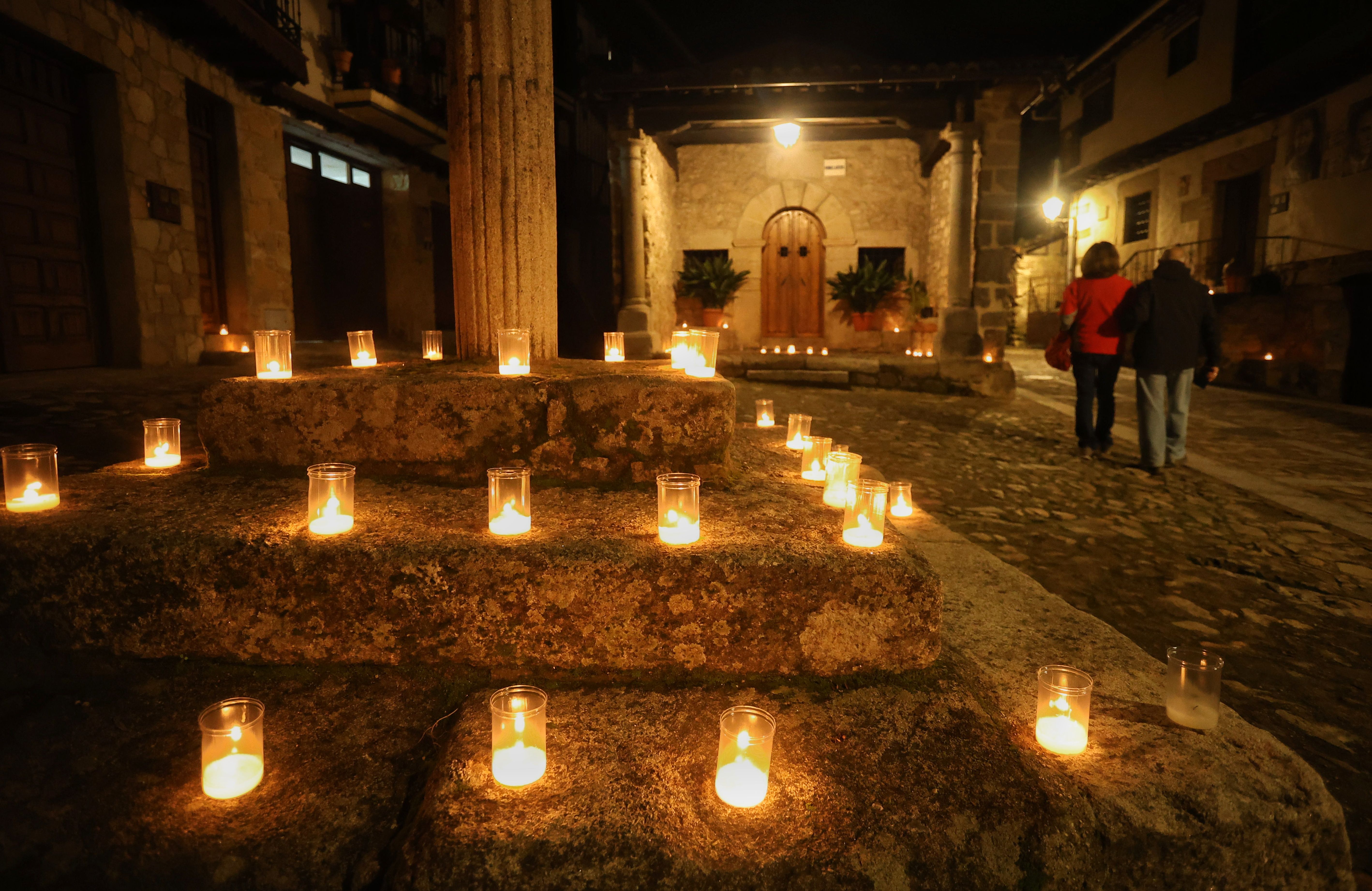 Mogarraz ilumina sus calles empedradas con miles de cirios y velas para recibir a las mozas de ánimas. Foto José Vicente / ICAL