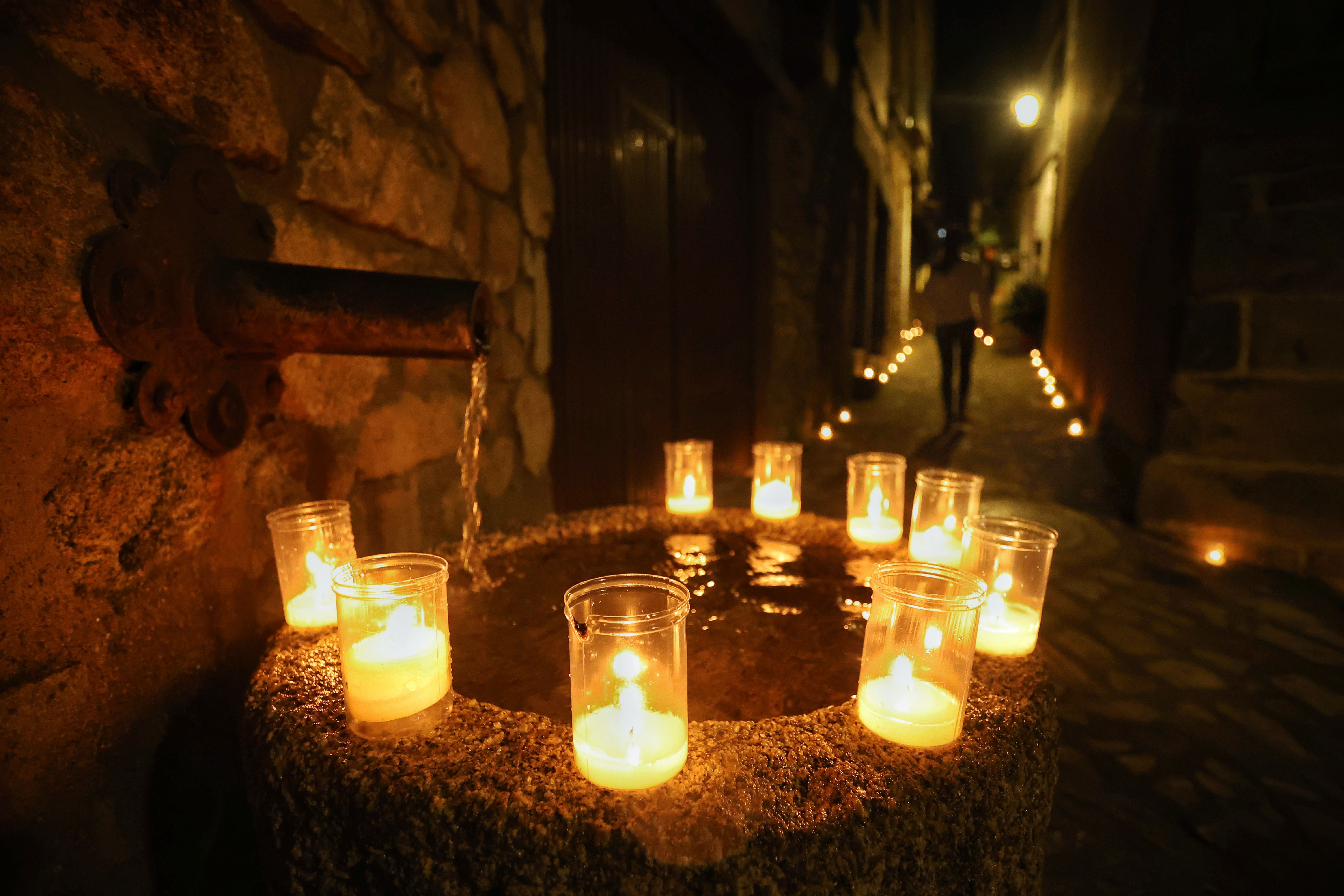 Mogarraz ilumina sus calles empedradas con miles de cirios y velas para recibir a las mozas de ánimas. Foto José Vicente / ICAL