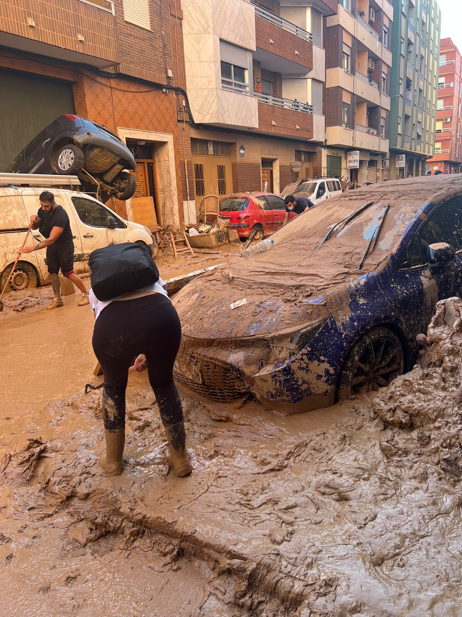 Salmantinos ayudando por la DANA en Valencia y Albacete con recogidas de alimentos 