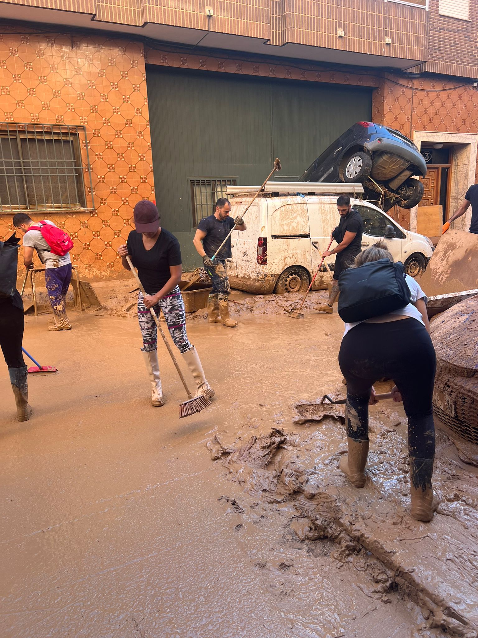 Salmantinos ayudando por la DANA en Valencia y Albacete con recogidas de alimentos 