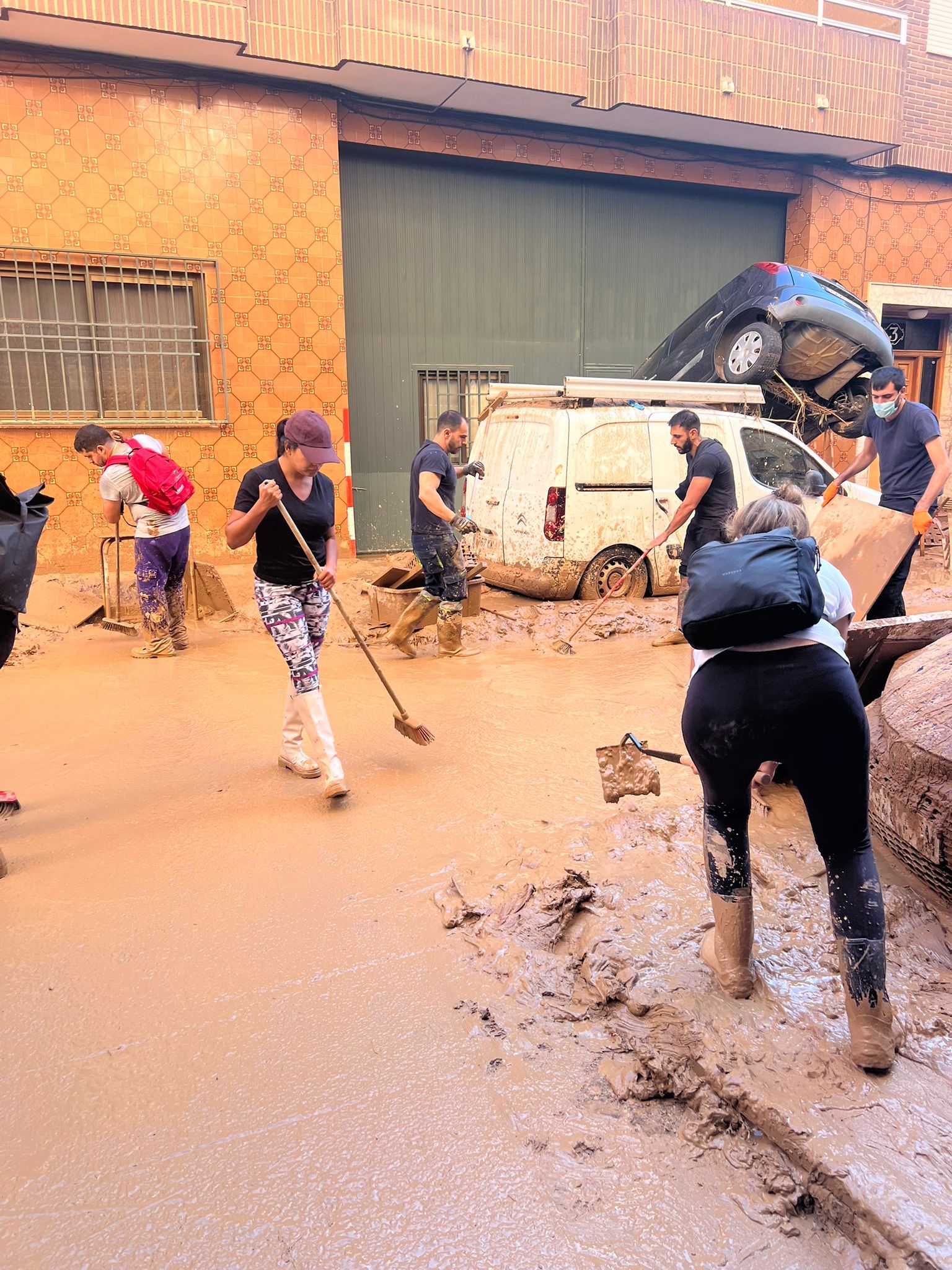 Salmantinos ayudando por la DANA en Valencia y Albacete con recogidas de alimentos 