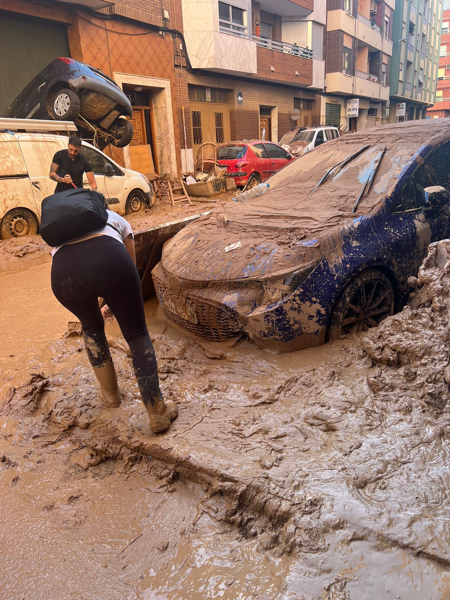 Salmantinos ayudando por la DANA en Valencia y Albacete con recogidas de alimentos 