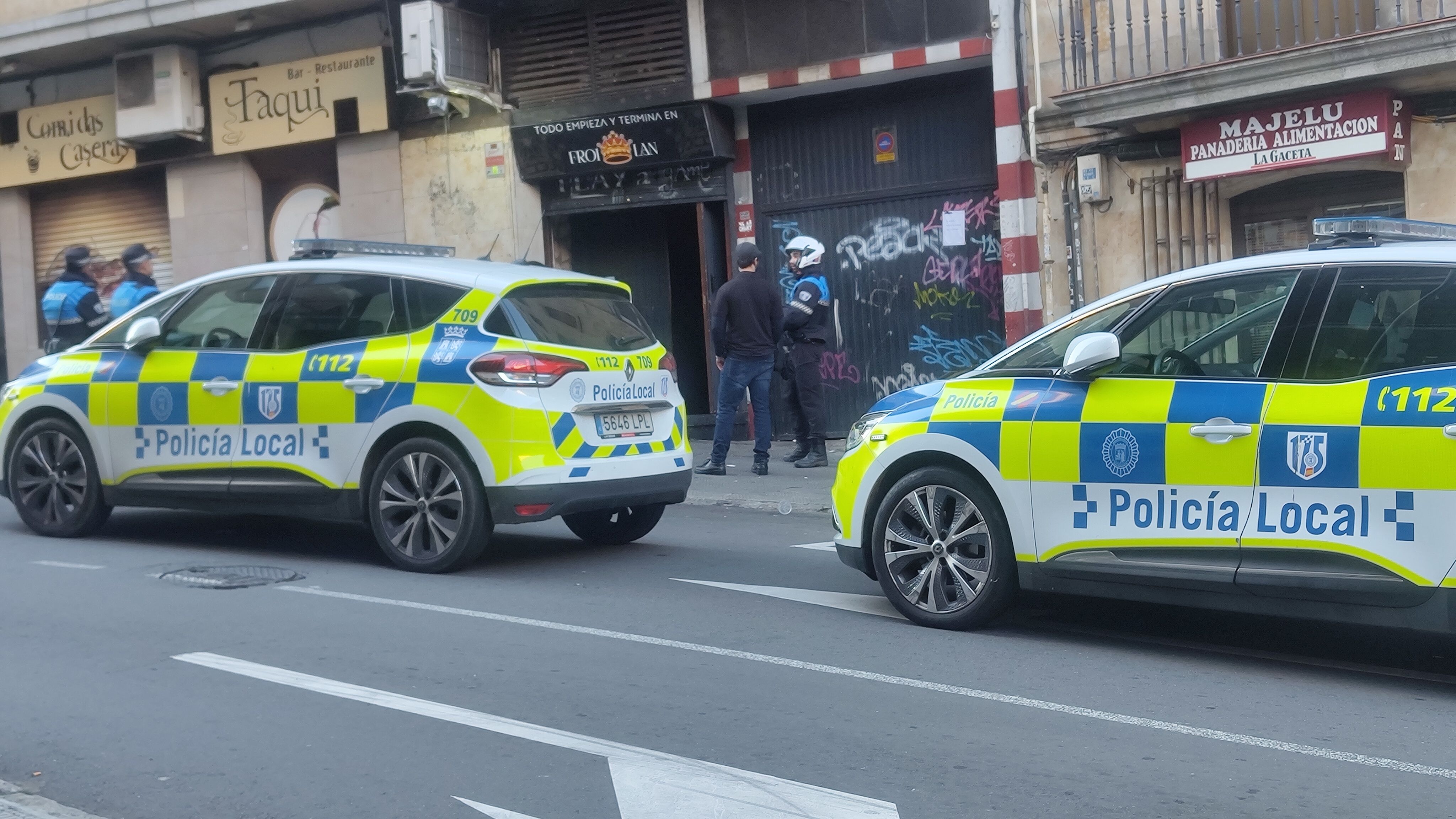 Varios efectivos de la policía de Salamanca intervienen en una redada en un ‘after’ de la calle Sancti Spíritus