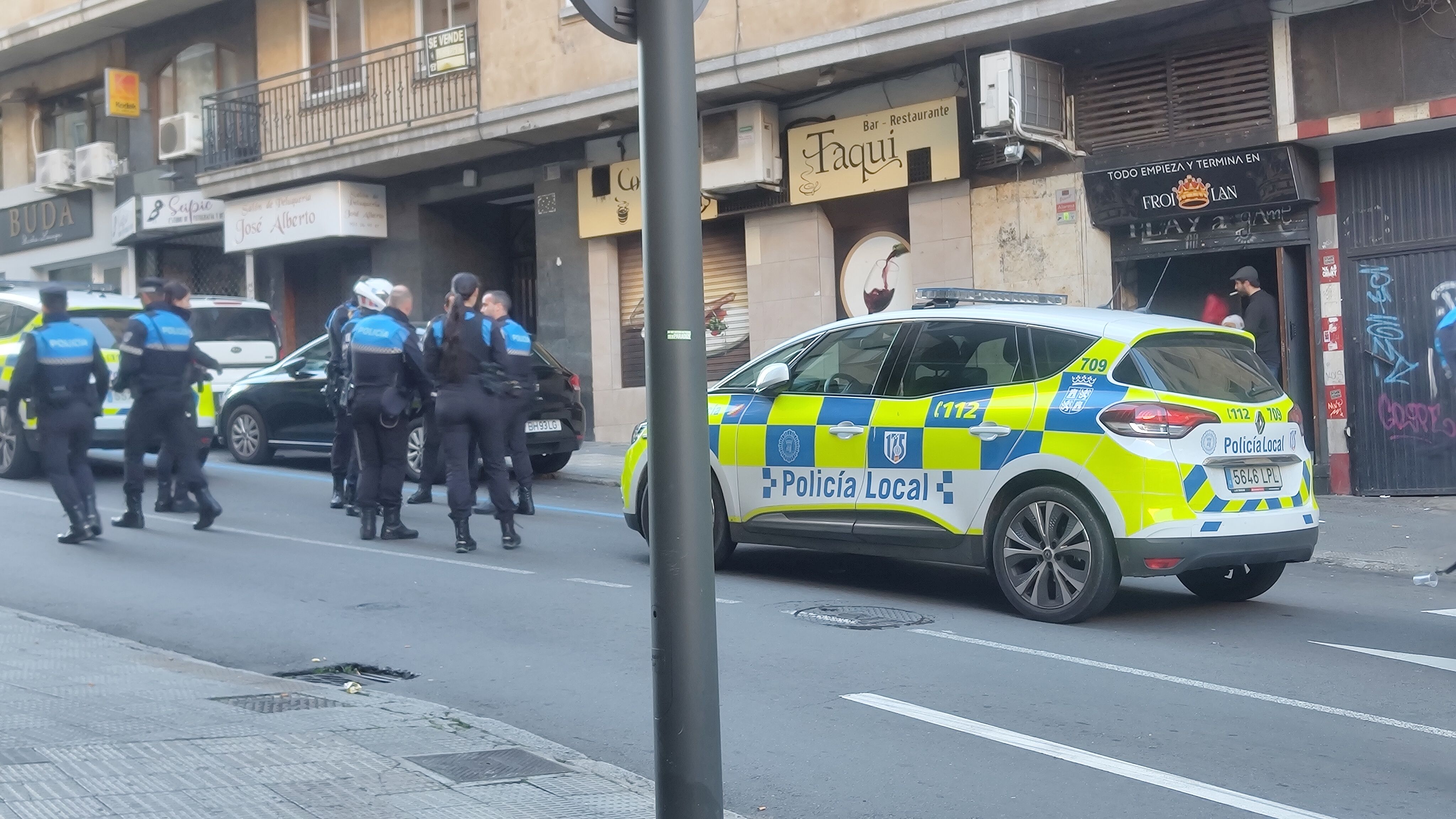 Varios efectivos de la policía de Salamanca intervienen en una redada en un ‘after’ de la calle Sancti Spíritus