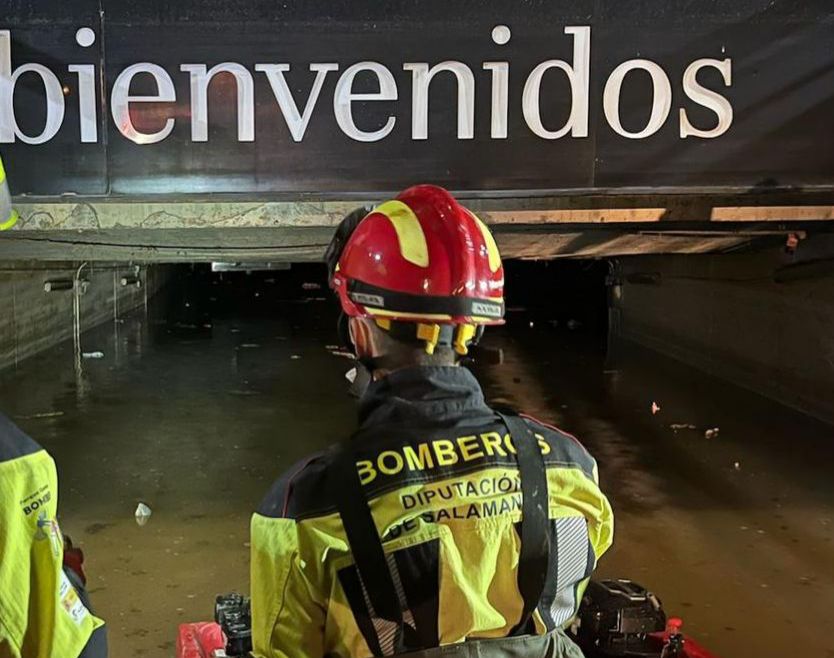 Los bomberos de la provincia de Salamanca trabajan en una de las zonas más afectadas de Valencia por la DANA