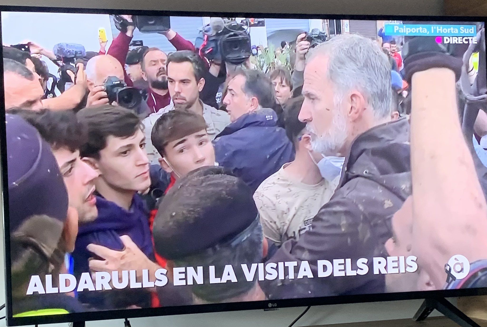 Felipe VI hablando con los afectados por la DANA de Valencia. Foto: 'X': @Quiquee_JP