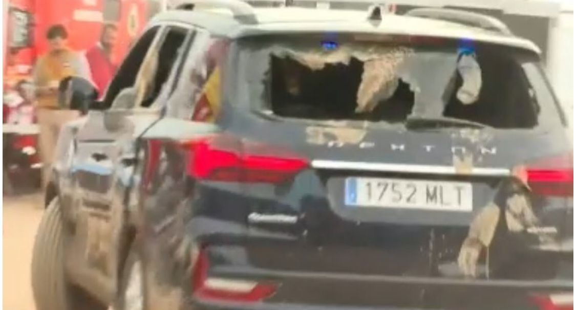 Así ha quedado el coche oficial de Pedro Sánchez tras los incidentes en Valencia. FOTO: wallstreetwolverine