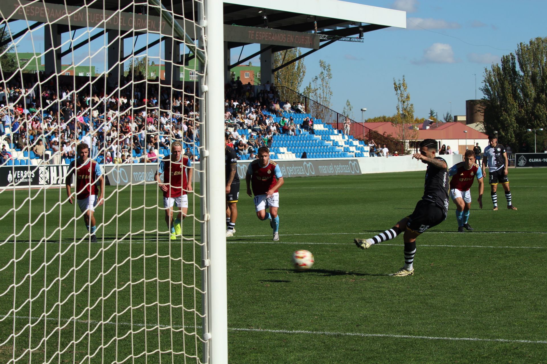 Dani García marca de penalti ante el Real Unión de Irún | FOTO MIKEL ANTÚNEZ