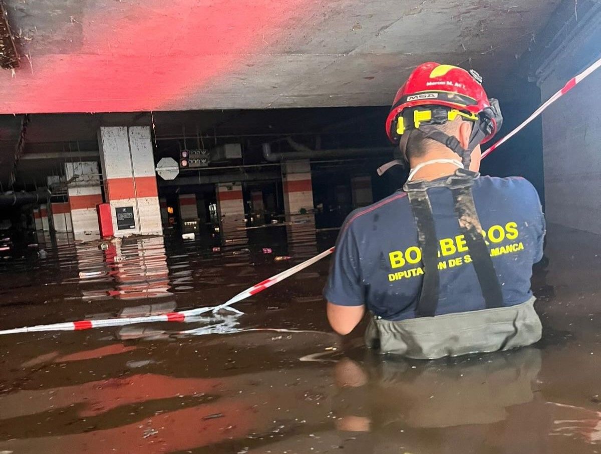 Bomberos de Salamanca trabajando en el centro comercial de Bonaire, en Valencia 