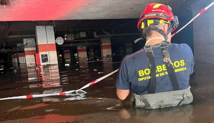 Bomberos de Salamanca trabajando en el centro comercial de Bonaire, en Valencia 