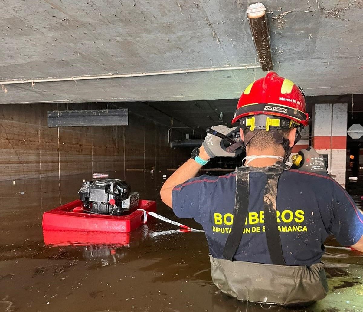 Bomberos de Salamanca trabajando en el centro comercial de Bonaire, en Valencia 