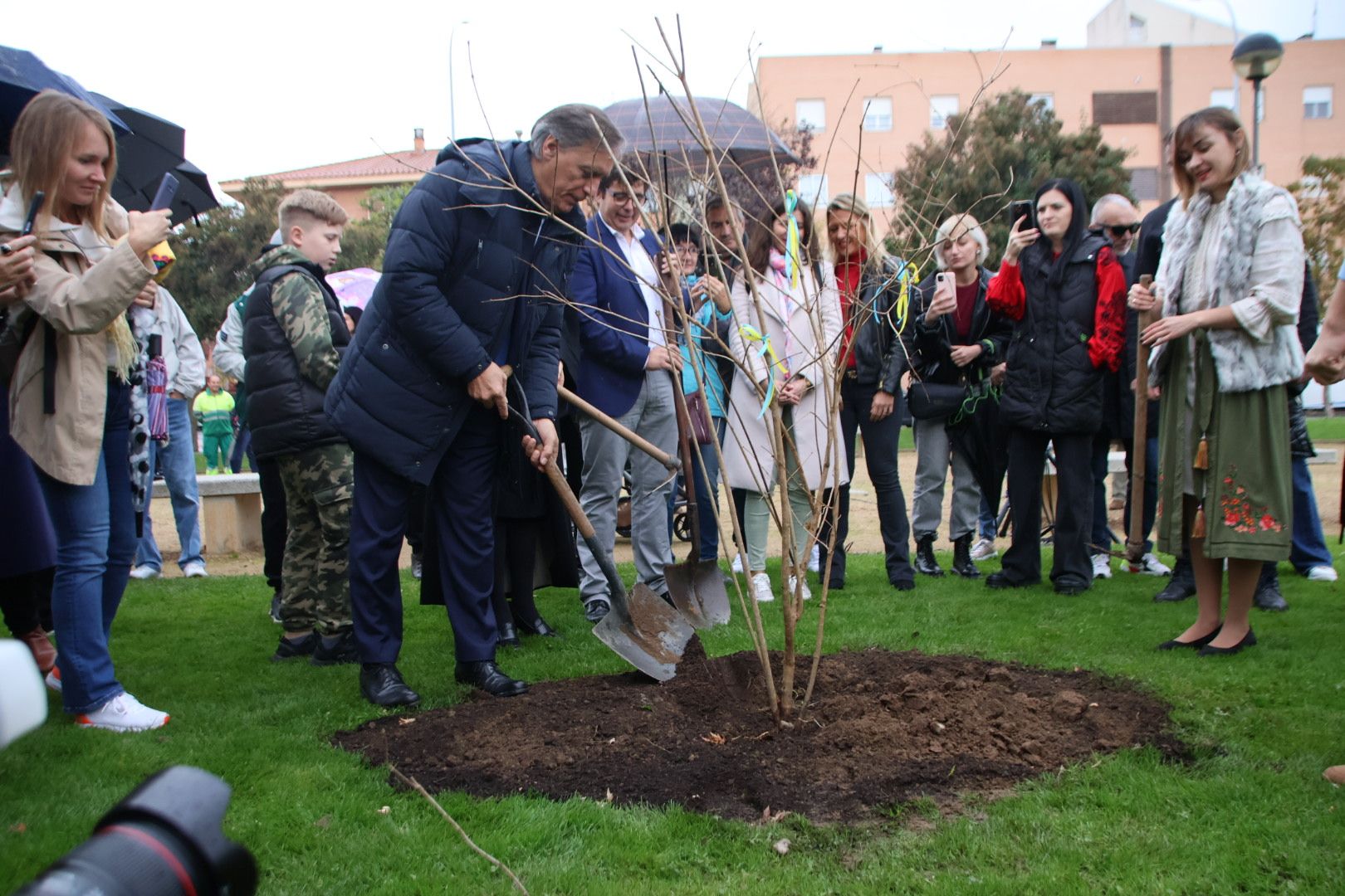 Plantación Jardín de Kalynas en el barrio de Chamberí, como símbolo de unión entre Ucrania y Salamanca. Foto Andrea M. 