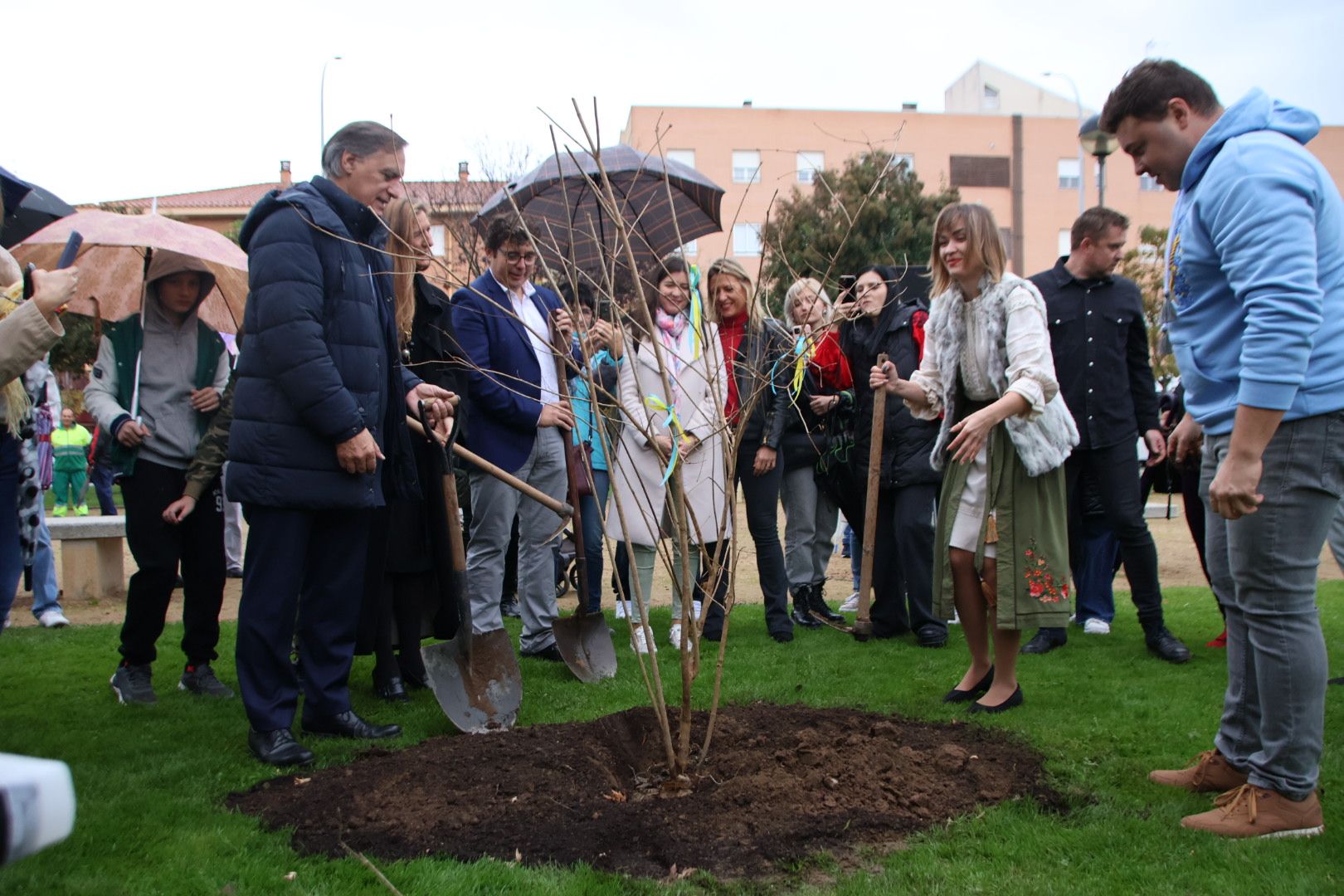 Plantación Jardín de Kalynas en el barrio de Chamberí, como símbolo de unión entre Ucrania y Salamanca. Foto Andrea M. 