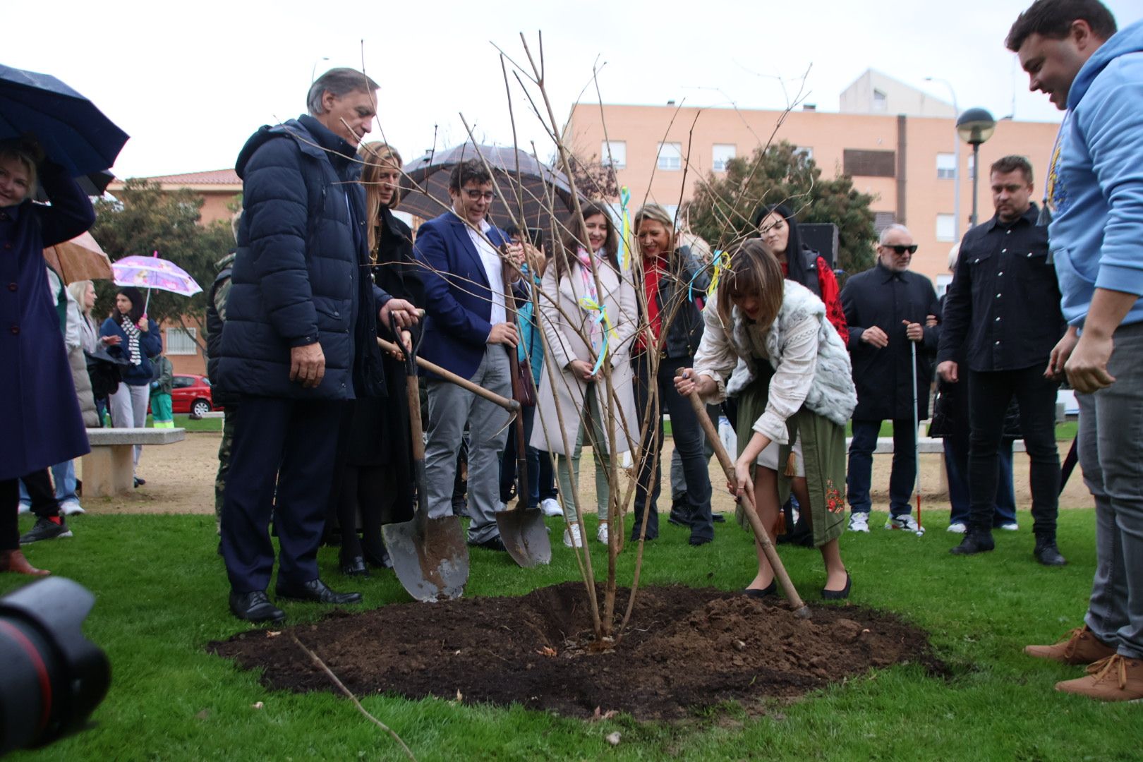 Plantación Jardín de Kalynas en el barrio de Chamberí, como símbolo de unión entre Ucrania y Salamanca. Foto Andrea M. 