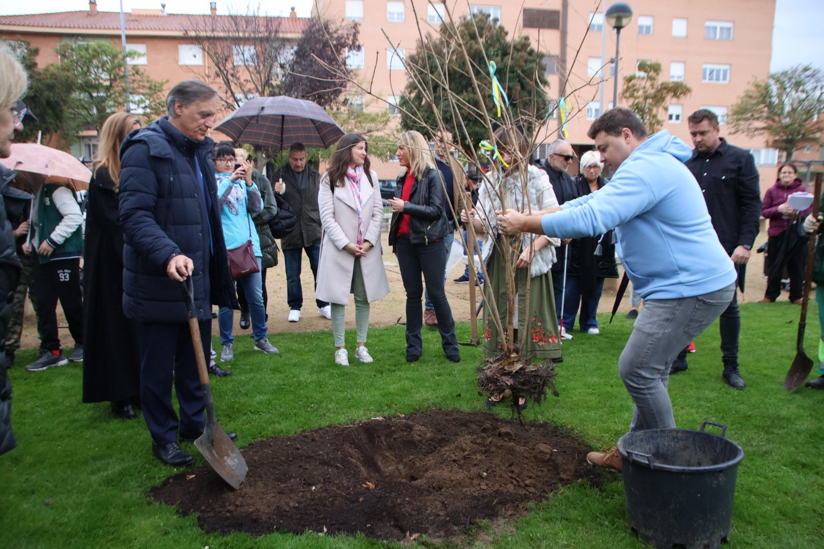 Plantación Jardín de Kalynas en el barrio de Chamberí, como símbolo de unión entre Ucrania y Salamanca. Foto Andrea M. 