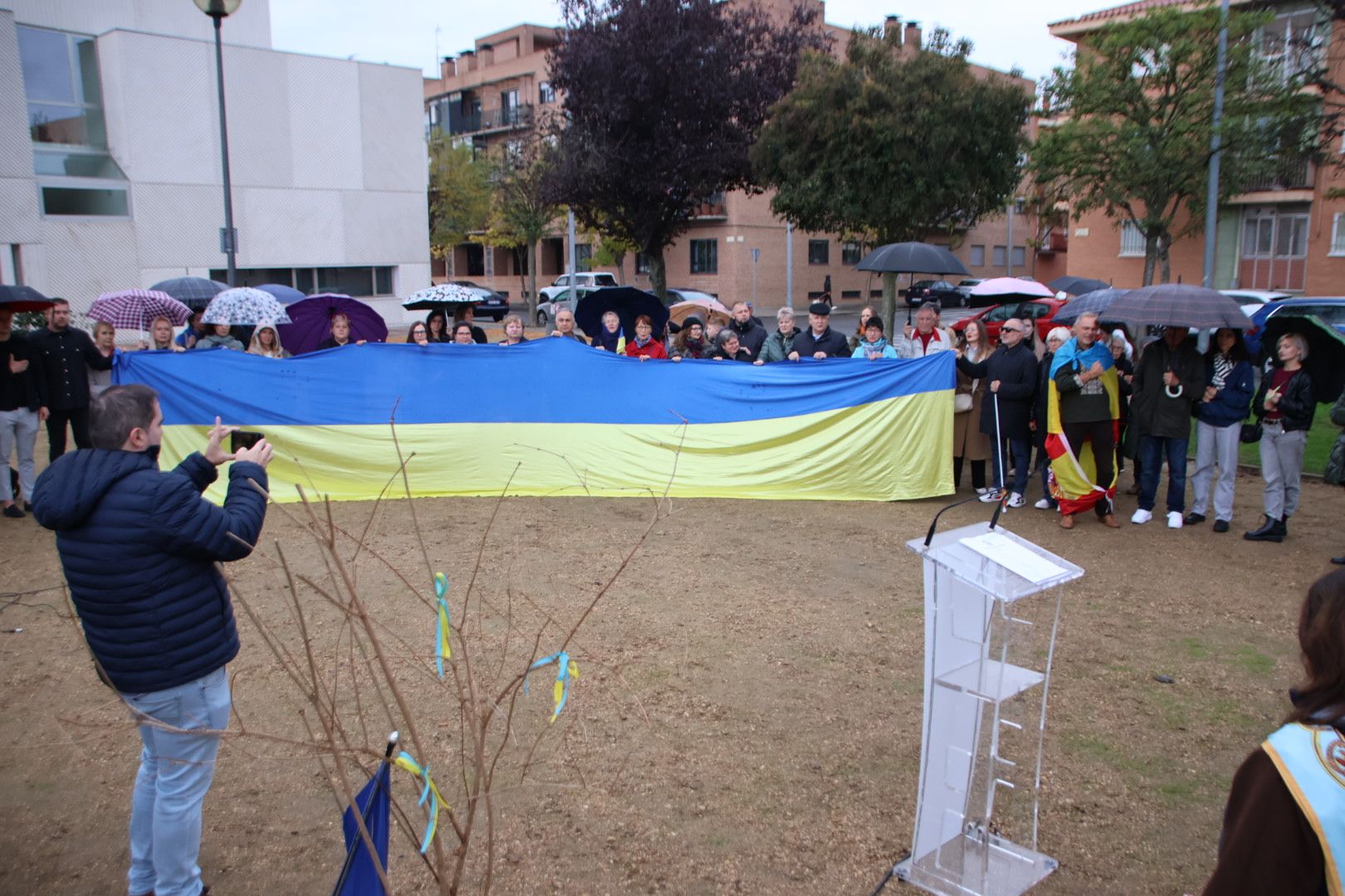 Plantación Jardín de Kalynas en el barrio de Chamberí, como símbolo de unión entre Ucrania y Salamanca. Foto Andrea M. 