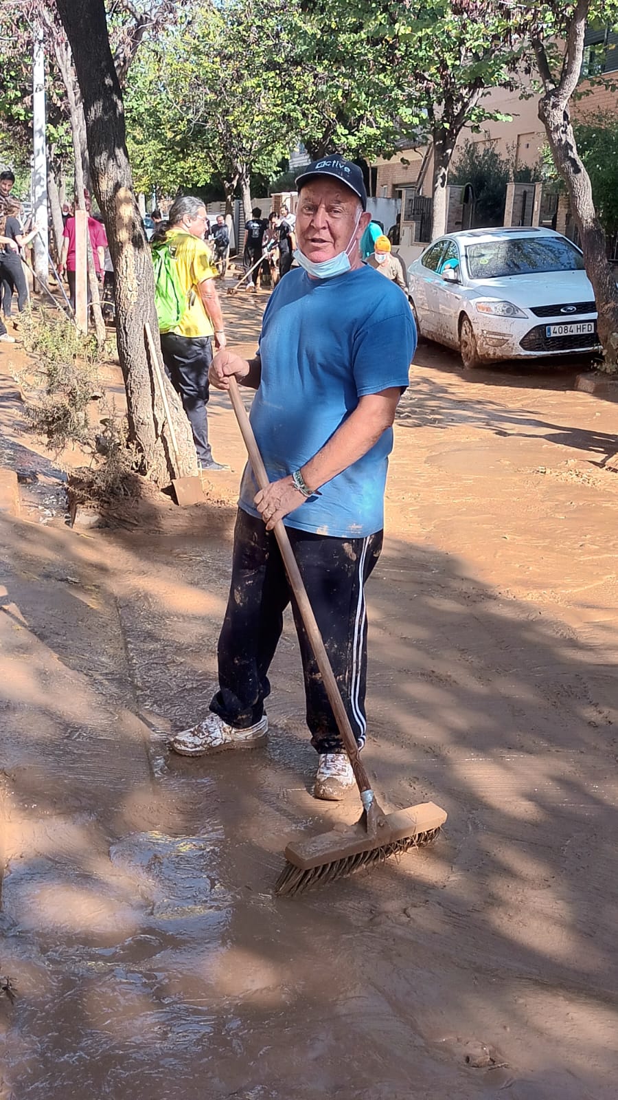 Gere, de Villaflores limpiando su calle en Picanya Valencia