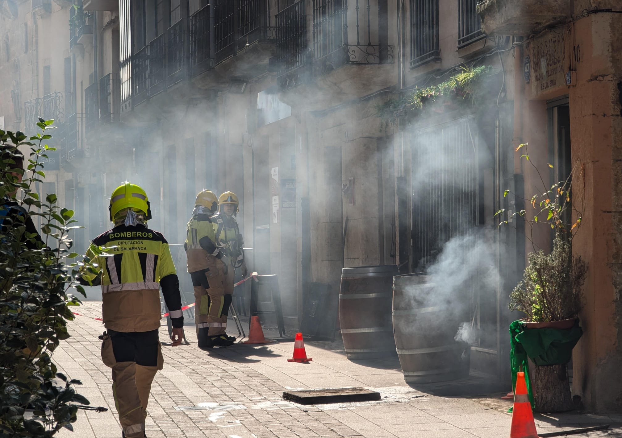 Sin luz parte del centro de Ciudad Rodrigo por un incendio en una arqueta (1)