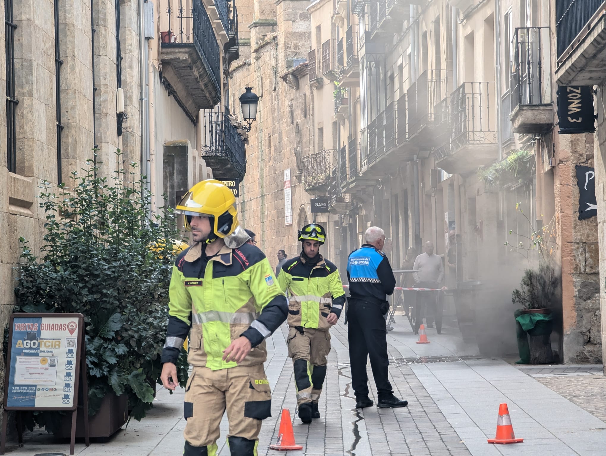 Sin luz parte del centro de Ciudad Rodrigo por un incendio en una arqueta (2)