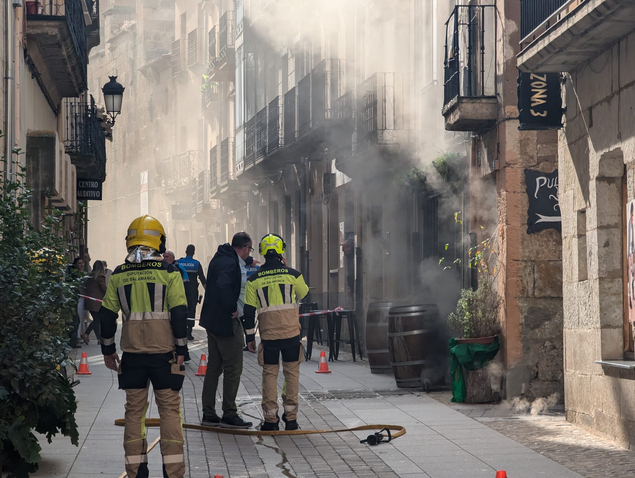 Sin luz parte del centro de Ciudad Rodrigo por un incendio en una arqueta (3)