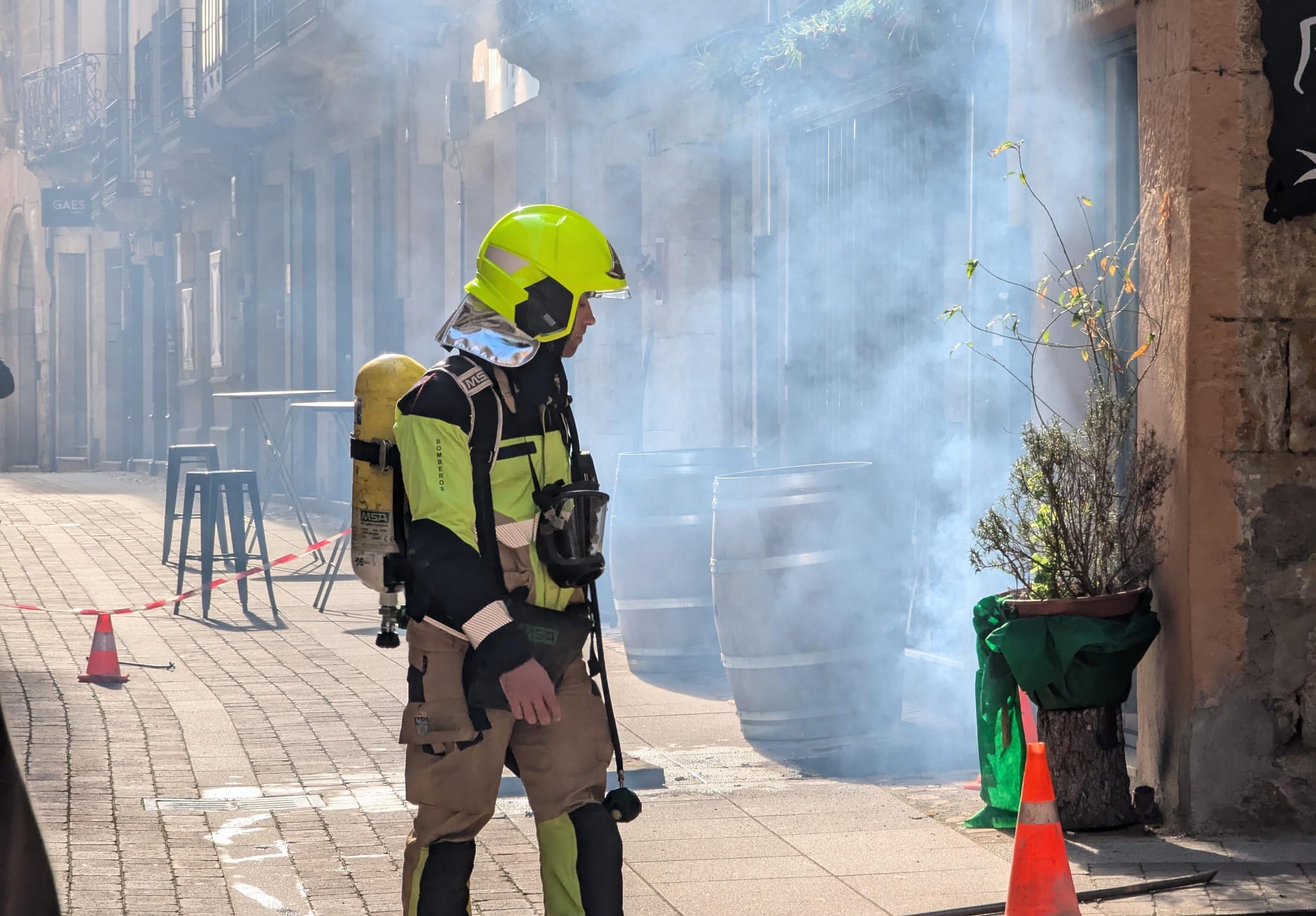 Sin luz parte del centro de Ciudad Rodrigo por un incendio en una arqueta (5)