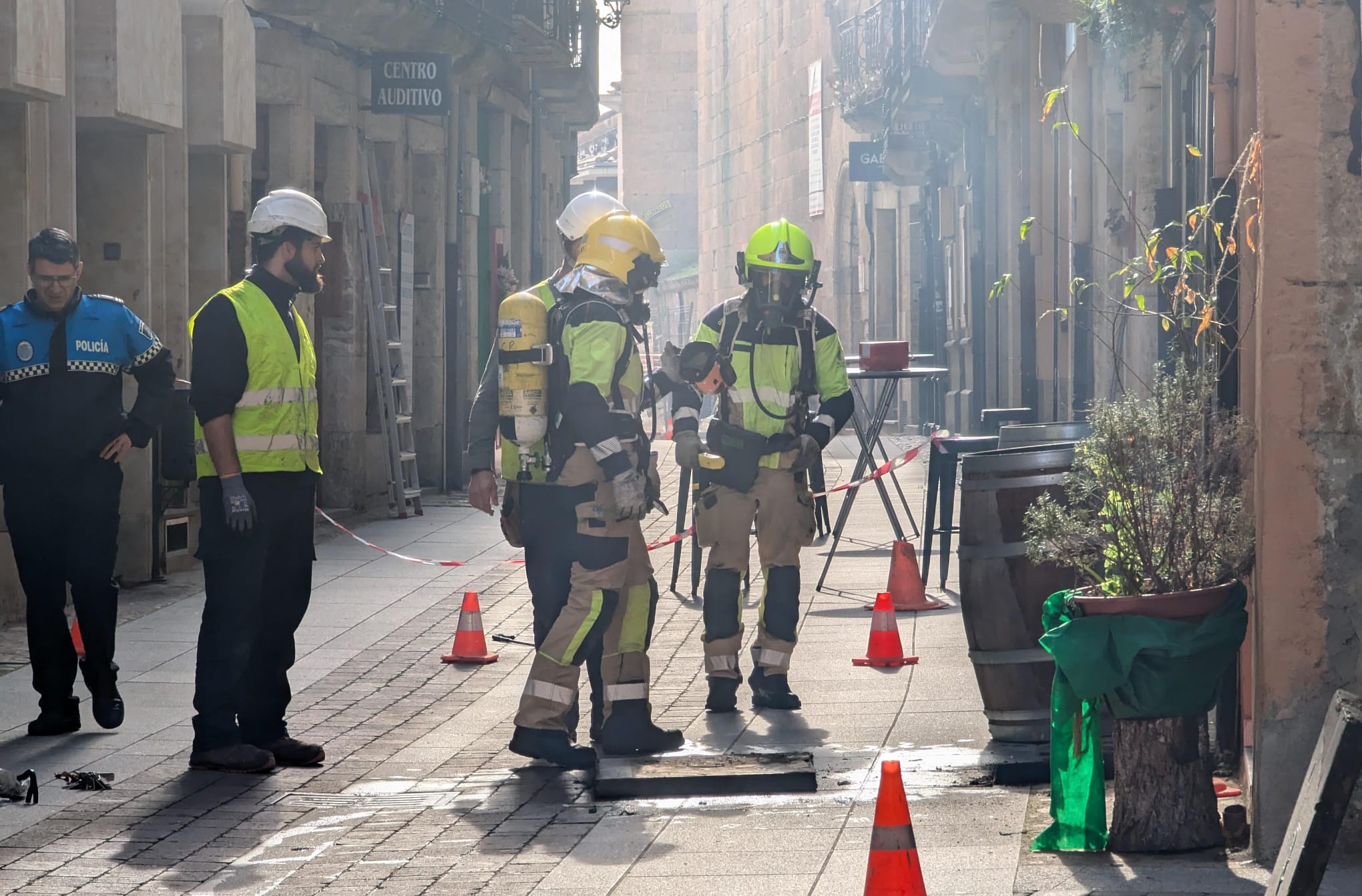 Sin luz parte del centro de Ciudad Rodrigo por un incendio en una arqueta (6)