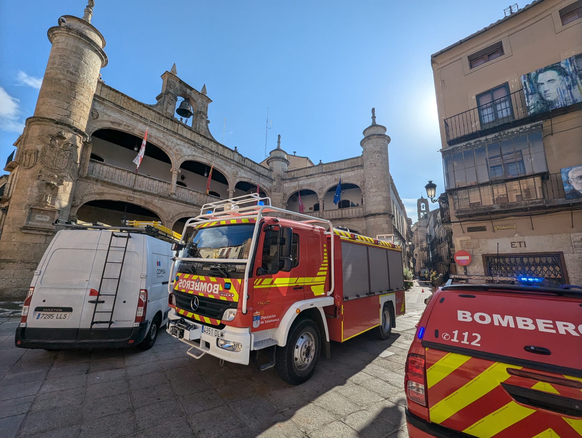 Sin luz parte del centro de Ciudad Rodrigo por un incendio en una arqueta (7)