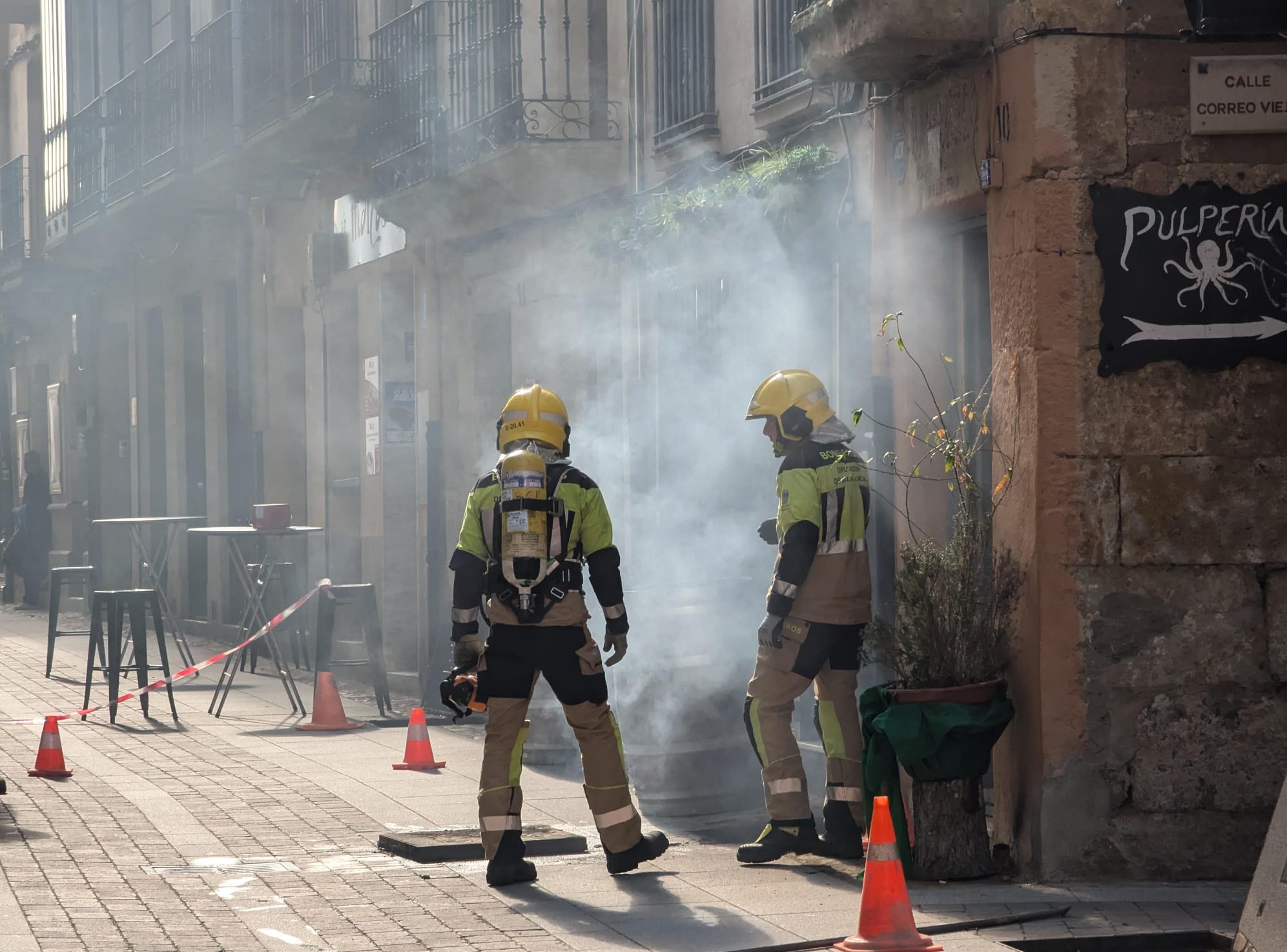 Sin luz parte del centro de Ciudad Rodrigo por un incendio en una arqueta (8)