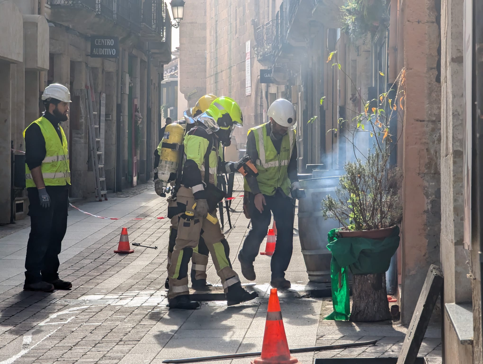 Sin luz parte del centro de Ciudad Rodrigo por un incendio en una arqueta (9)