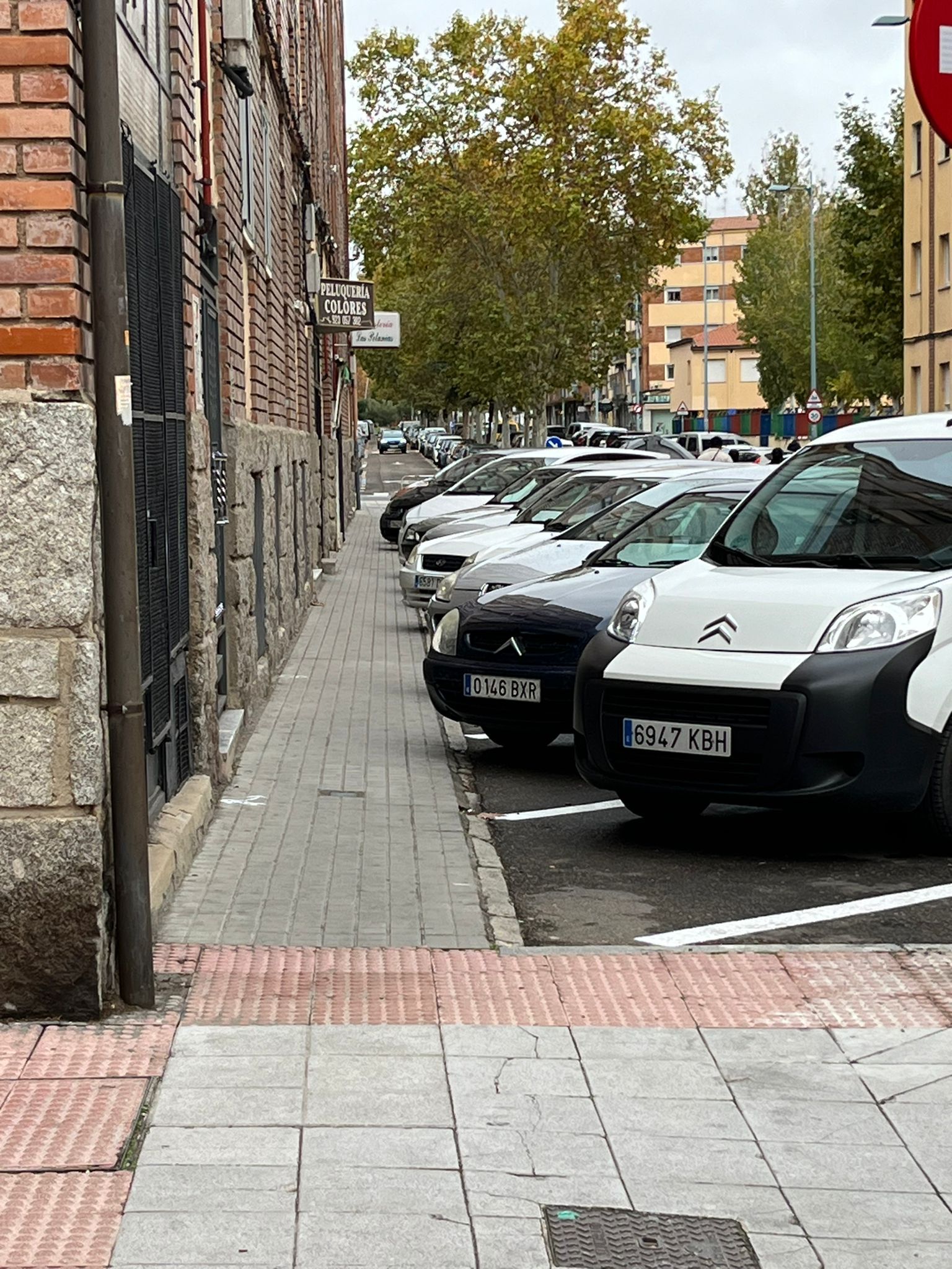 Quejas por un aparcamiento en batería en el paseo de los Robles