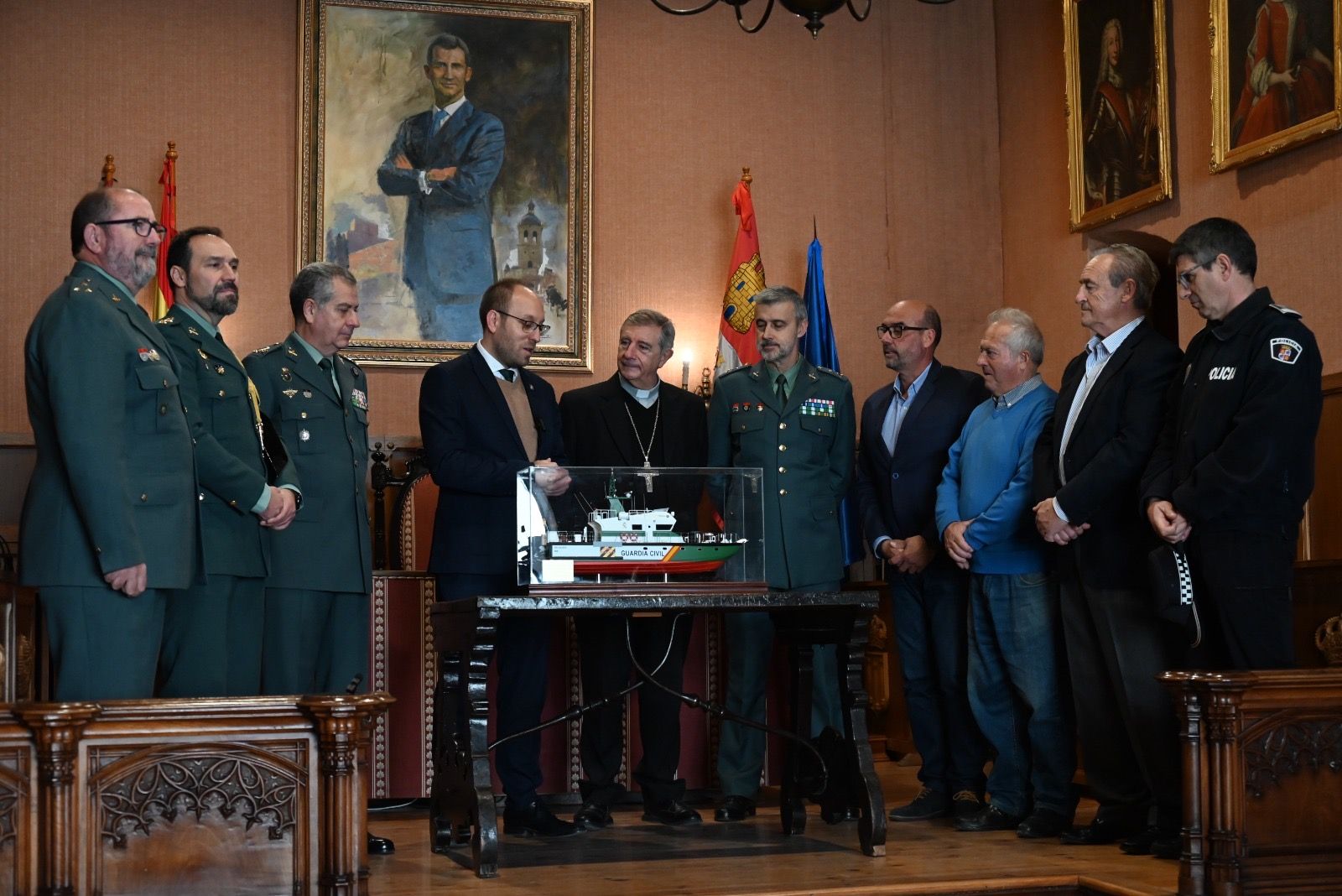 La Guardia Civil entrega una maqueta del patrullero 'Agueda' a Ciudad Rodrigo