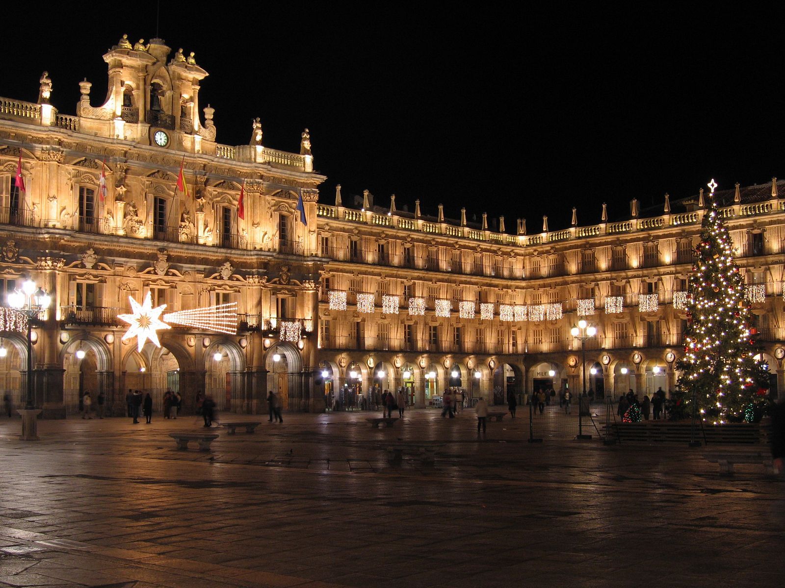 Un árbol de Navidad situado en la Plaza Mayor de Salamanca | Foto: RTVE