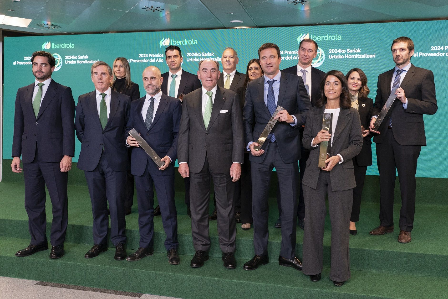 Foto de familia PREMIOS AL PROVEEDOR DEL AÑO 2024