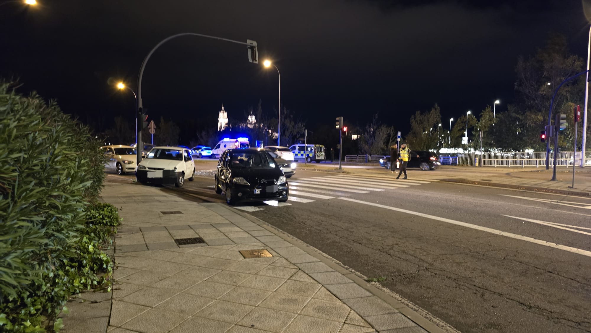 Tres vehículos implicados en un accidente de tráfico en la glorieta Leonardo Da Vinci. Fotos Andrea M.  (1)