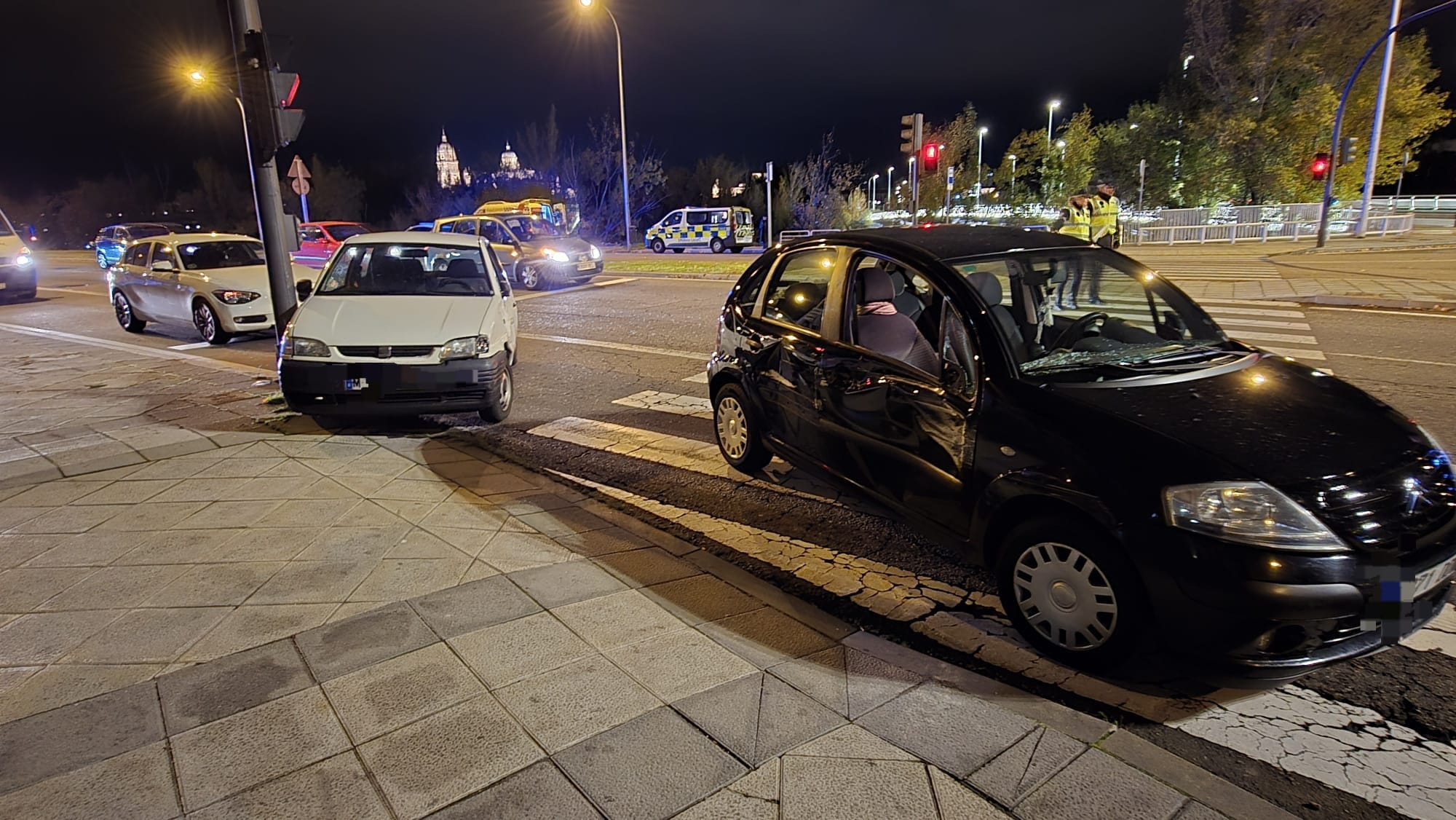 Tres vehículos implicados en un accidente de tráfico en la glorieta Leonardo Da Vinci. Fotos Andrea M.  (6)