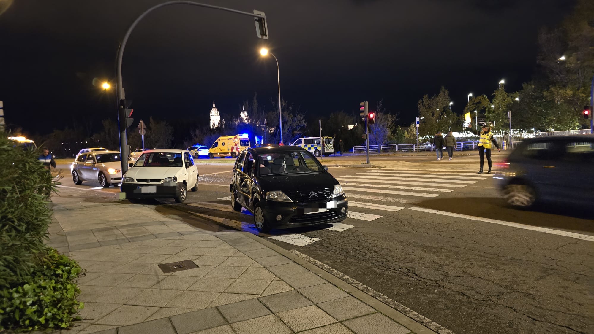 Tres vehículos implicados en un accidente de tráfico en la glorieta Leonardo Da Vinci. Fotos Andrea M.  (7)