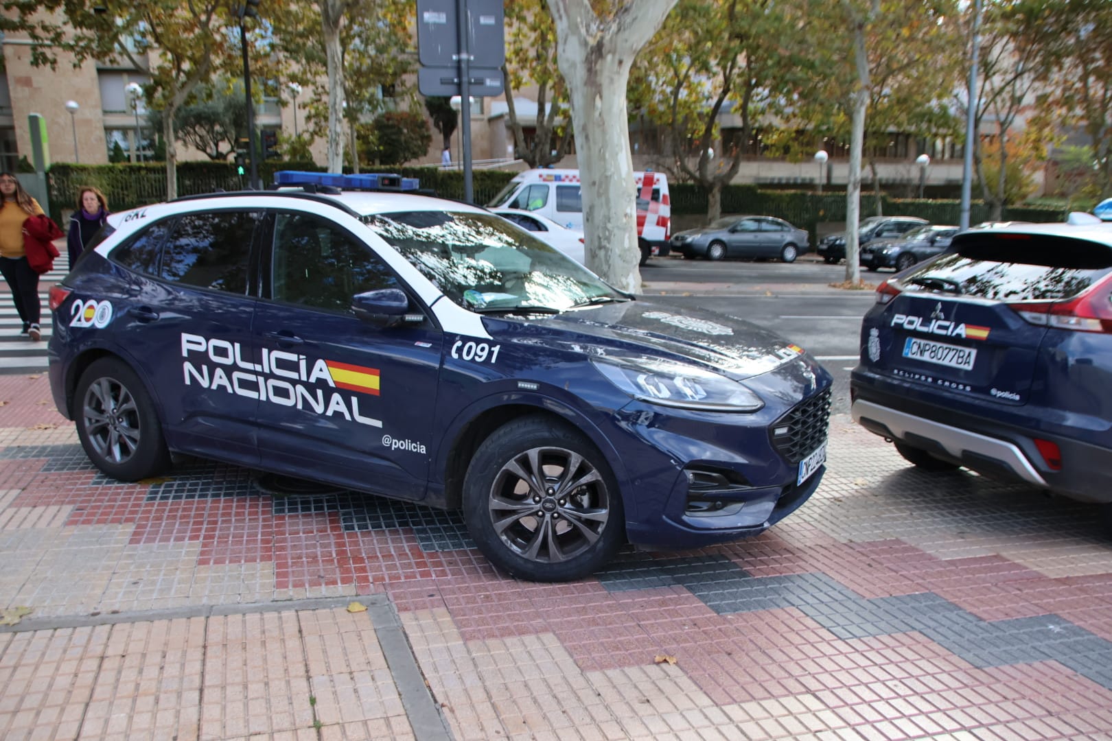 Varios efectivos de la Policía Nacional en el hospital de Salamanca (1)