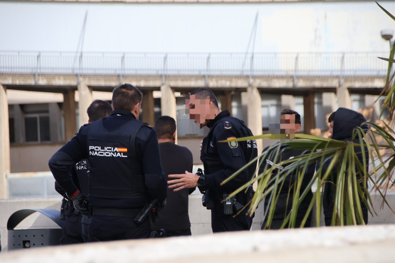 Varios efectivos de la Policía Nacional en el hospital de Salamanca (2)