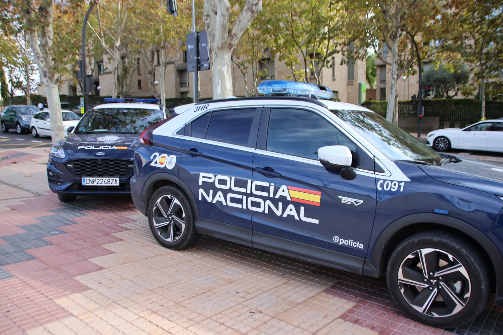 Varios efectivos de la Policía Nacional en el hospital de Salamanca (3)